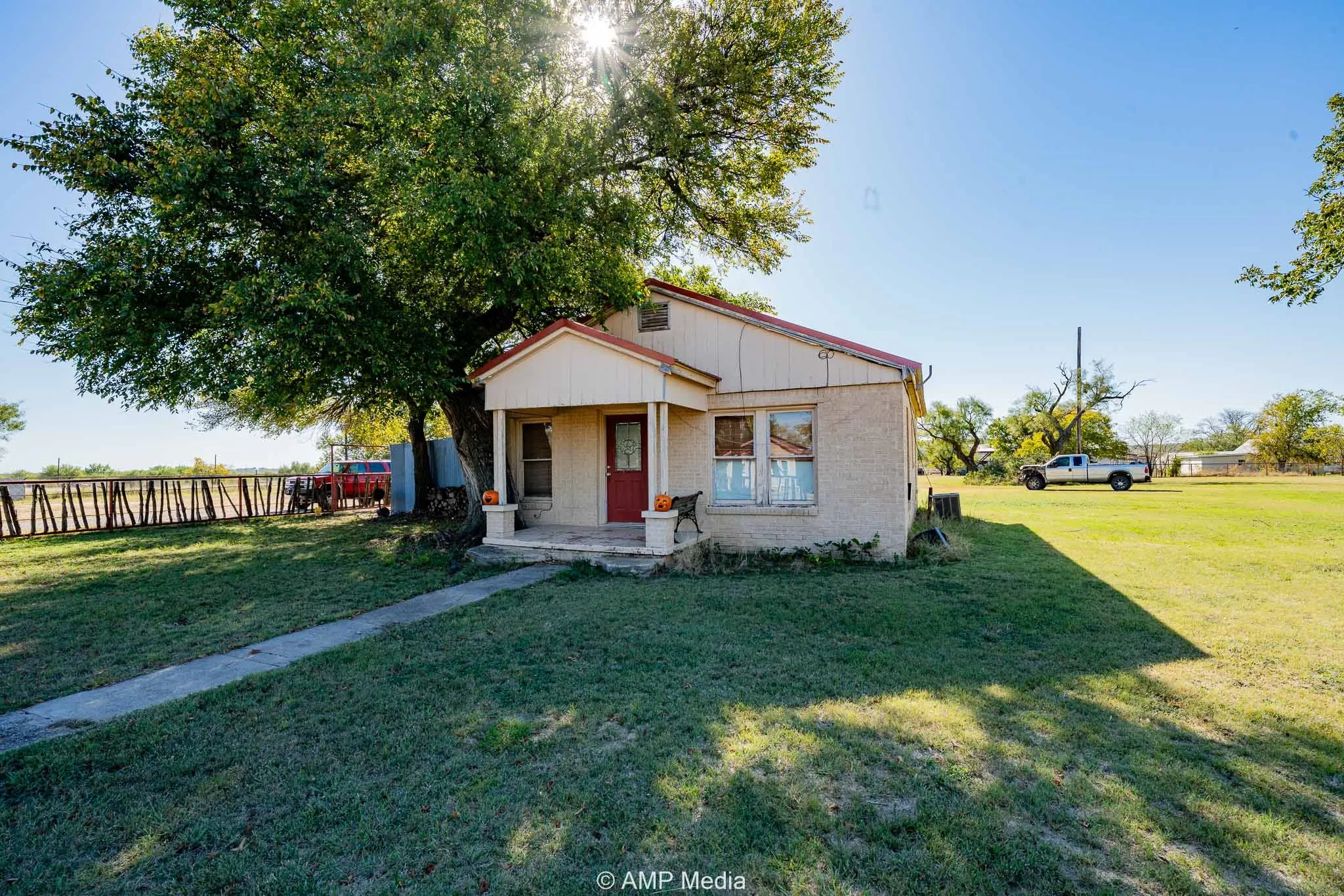 Single Family Residence For Sale in Throckmorton County , 507 E Chestnut, Throckmorton, Texas 76483, 2 Bedroom, 1 Bathroom, 3 Garage spaces, 992 Sqft, built in 1965, Preowned, Price $100,000, mls#21102160, Real Estate Agent in Throckmorton, Homes For Sale in Throckmorton county, Homes For Sale in Throckmorton, Realtor in Throckmorton Texas, Real Estate Brokerage Independent Realty Texas, Luminita Cordes Realtor