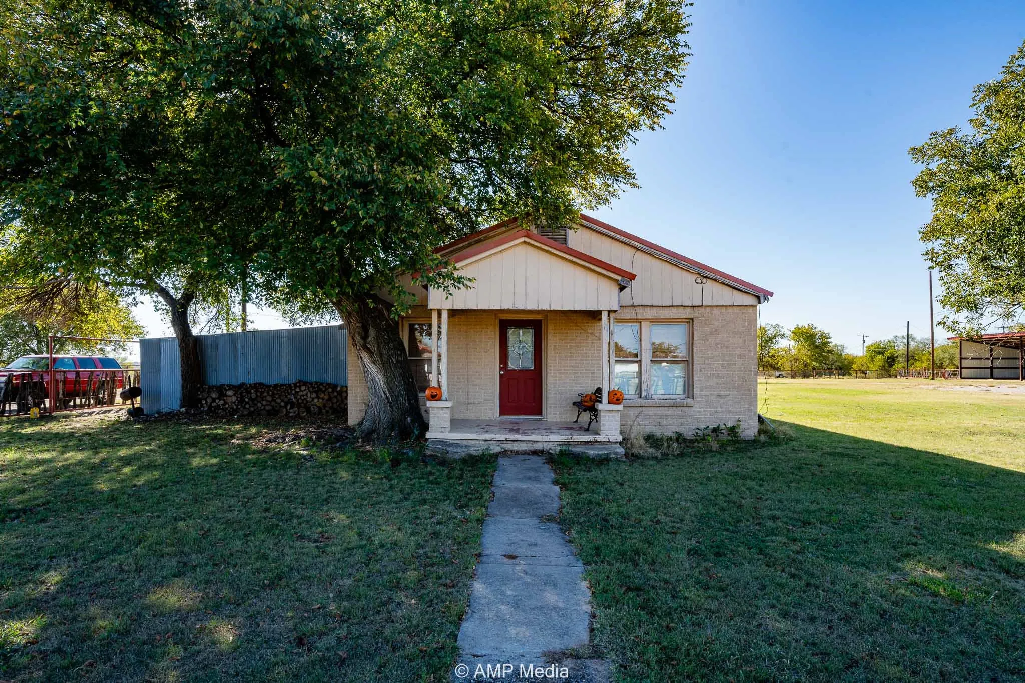Single Family Residence For Sale in Throckmorton County , 507 E Chestnut, Throckmorton, Texas 76483, 2 Bedroom, 1 Bathroom, 3 Garage spaces, 992 Sqft, built in 1965, Preowned, Price $100,000, mls#21102160, Real Estate Agent in Throckmorton, Homes For Sale in Throckmorton county, Homes For Sale in Throckmorton, Realtor in Throckmorton Texas, Real Estate Brokerage Independent Realty Texas, Luminita Cordes Realtor