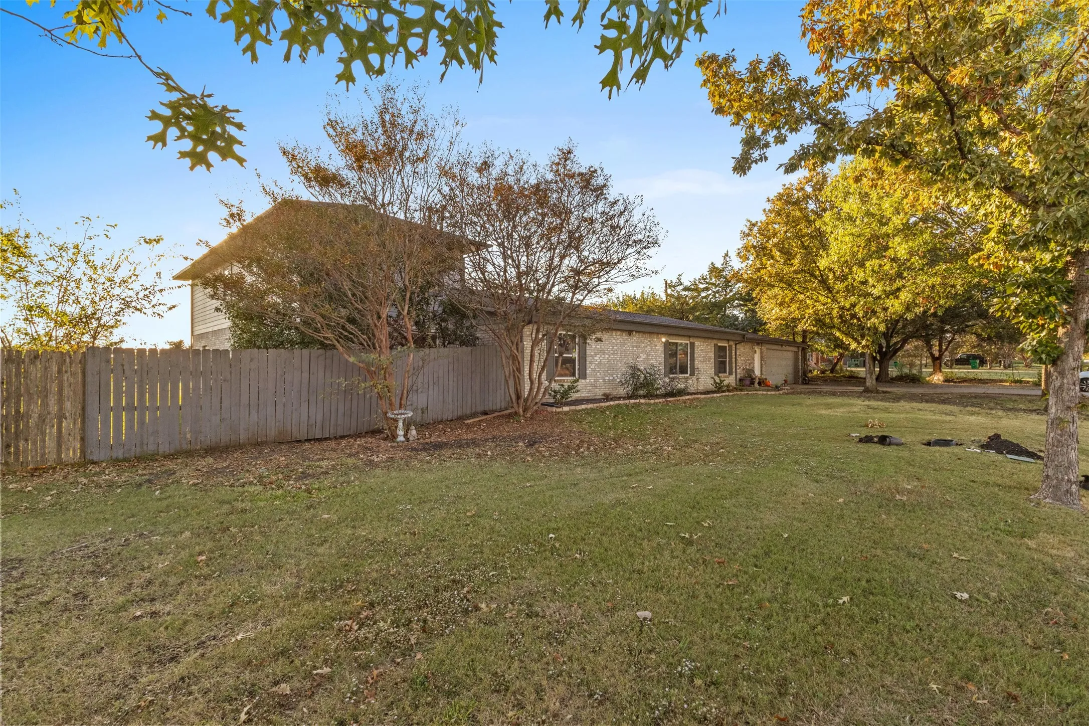 Single Family Residence For Sale in Rockwall County , 1108 Blackland Road, Fate, Texas 75189, 5 Bedroom, 3 Bathroom, 2 Garage spaces, 3,768 Sqft, built in 1984, mls#21108393, Real Estate Agent in Fate, Homes For Sale in Rockwall county, Homes For Sale in Fate, Realtor in Fate Texas, Real Estate Brokerage Independent Realty Texas, Luminita Cordes Realtor