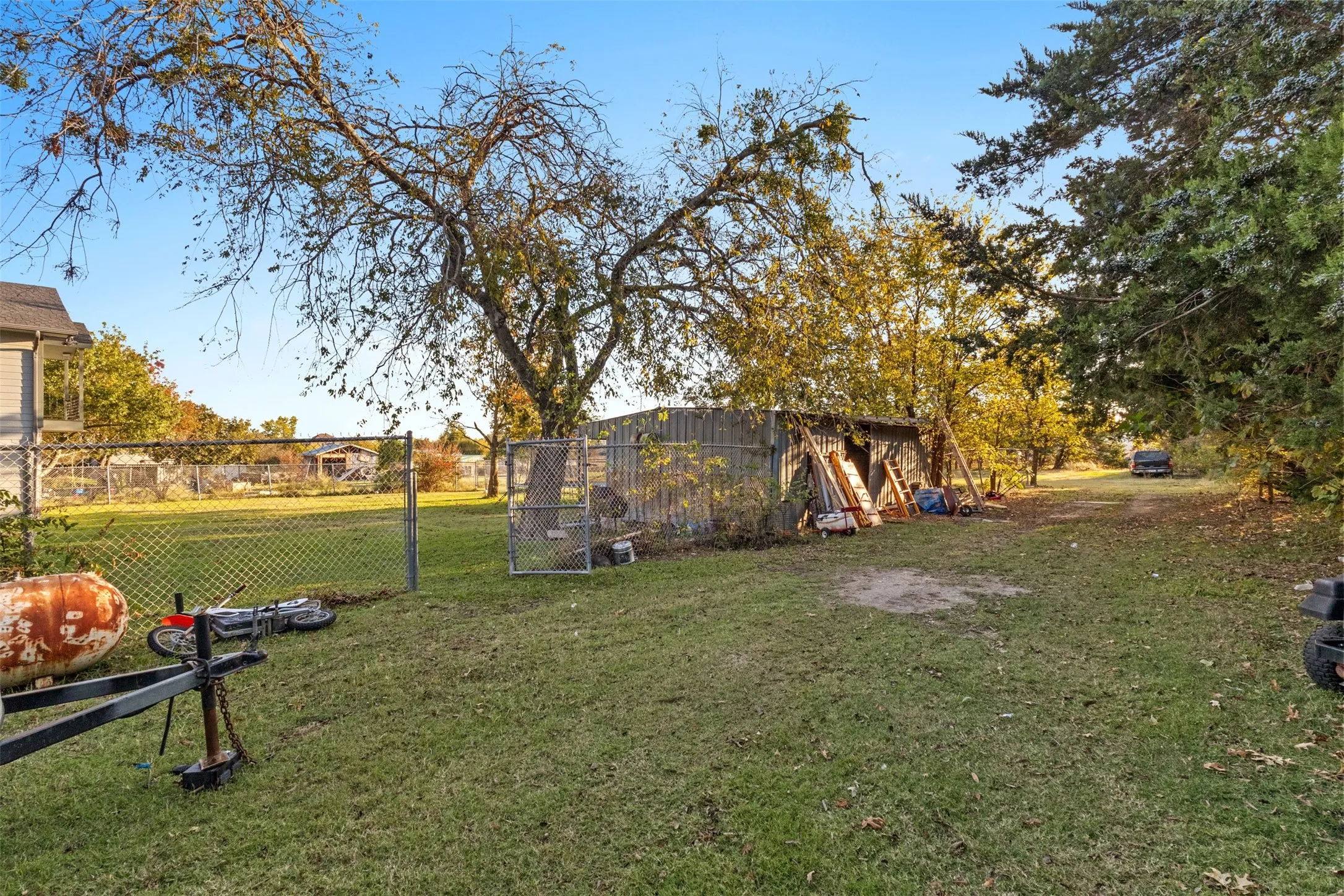 View of yard with an outdoor structure