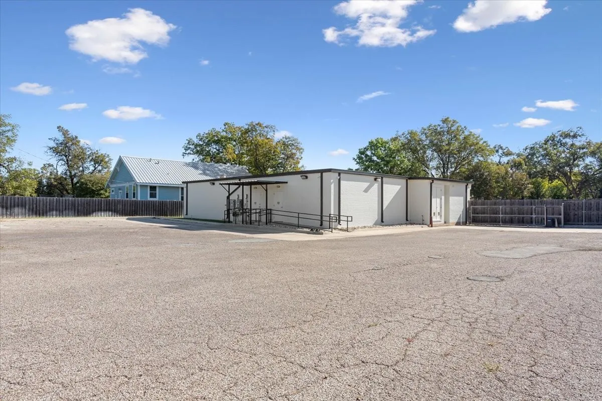 Office For Sale in Mc Lennan County , 1927 Columbus Avenue, Waco, Texas 76701, 0, 0, Garage spaces, 0 Sqft, built in 1960, Preowned, Price $995,000, mls#21107916, Real Estate Agent in Waco, Homes For Sale in Mc Lennan county, Homes For Sale in Waco, Realtor in Waco Texas, Real Estate Brokerage Independent Realty Texas, Luminita Cordes Realtor