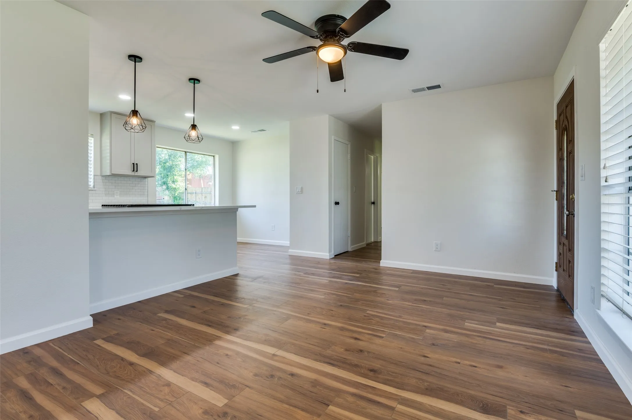 Single Family Residence For Rent in Dallas County , 14217 Carla Drive, Balch Springs, Texas 75180, 3 Bedrooms, 1 Bathroom, Garage spaces, 1,182 Sqft, built in 1967, Preowned, Price $1,900, mls#21108521, Real Estate Agent in Balch Springs, Homes For Rent in Dallas county, Homes For Rent in Balch Springs, Realtor in Balch Springs Texas, Real Estate Brokerage Independent Realty Texas, Luminita Cordes Realtor