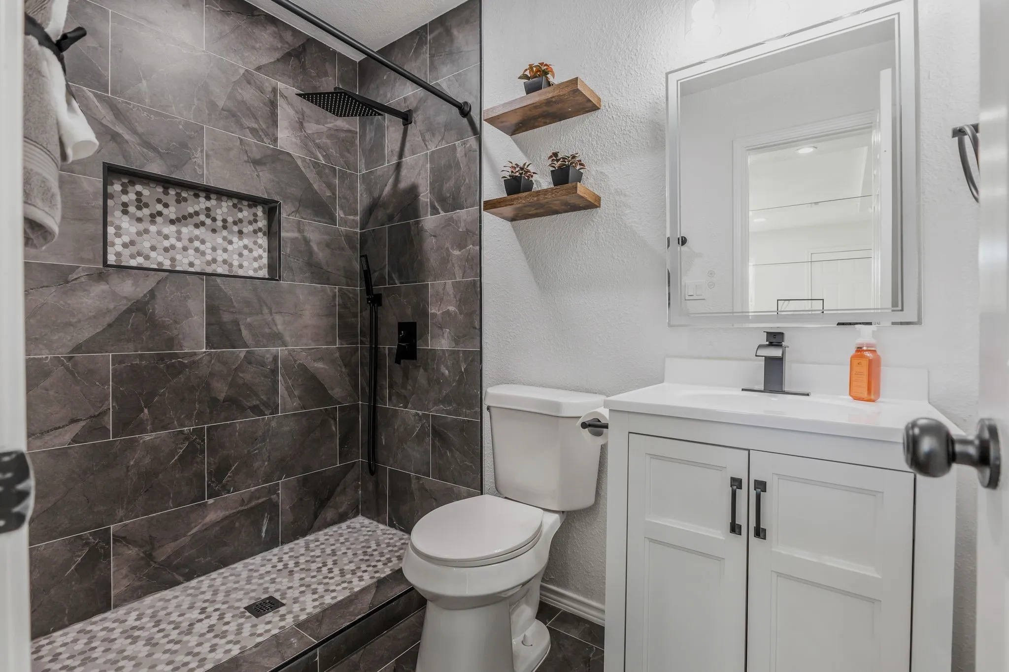 Single Family Residence For Sale in Dallas County , 7002 Troy Glen Drive, Dallas, Texas 75241, 3 Bedroom, 2 Bathroom, Garage spaces, 1,422 Sqft, built in 1986, mls#21104086, Real Estate Agent in Dallas, Homes For Sale in Dallas county, Homes For Sale in Dallas, Realtor in Dallas Texas, Real Estate Brokerage Independent Realty Texas, Luminita Cordes Realtor