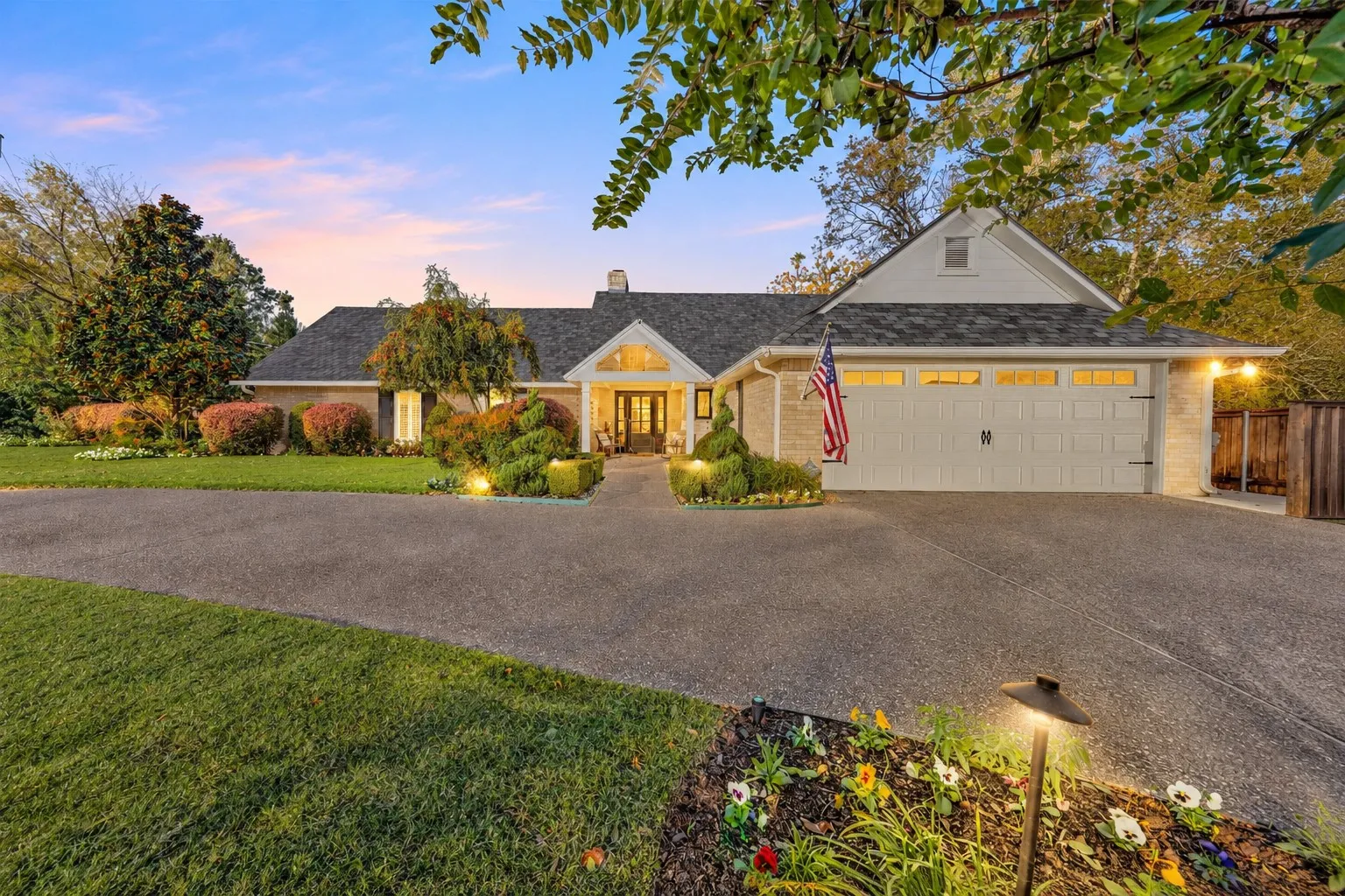 Single Family Residence For Sale in Mc Lennan County , 6417 Summit Ridge Drive, Waco, Texas 76710, 3 Bedroom, 4 Bathroom, 2 Garage spaces, 2,954 Sqft, built in 1986, mls#21108656, Real Estate Agent in Waco, Homes For Sale in Mc Lennan county, Homes For Sale in Waco, Realtor in Waco Texas, Real Estate Brokerage Independent Realty Texas, Luminita Cordes Realtor