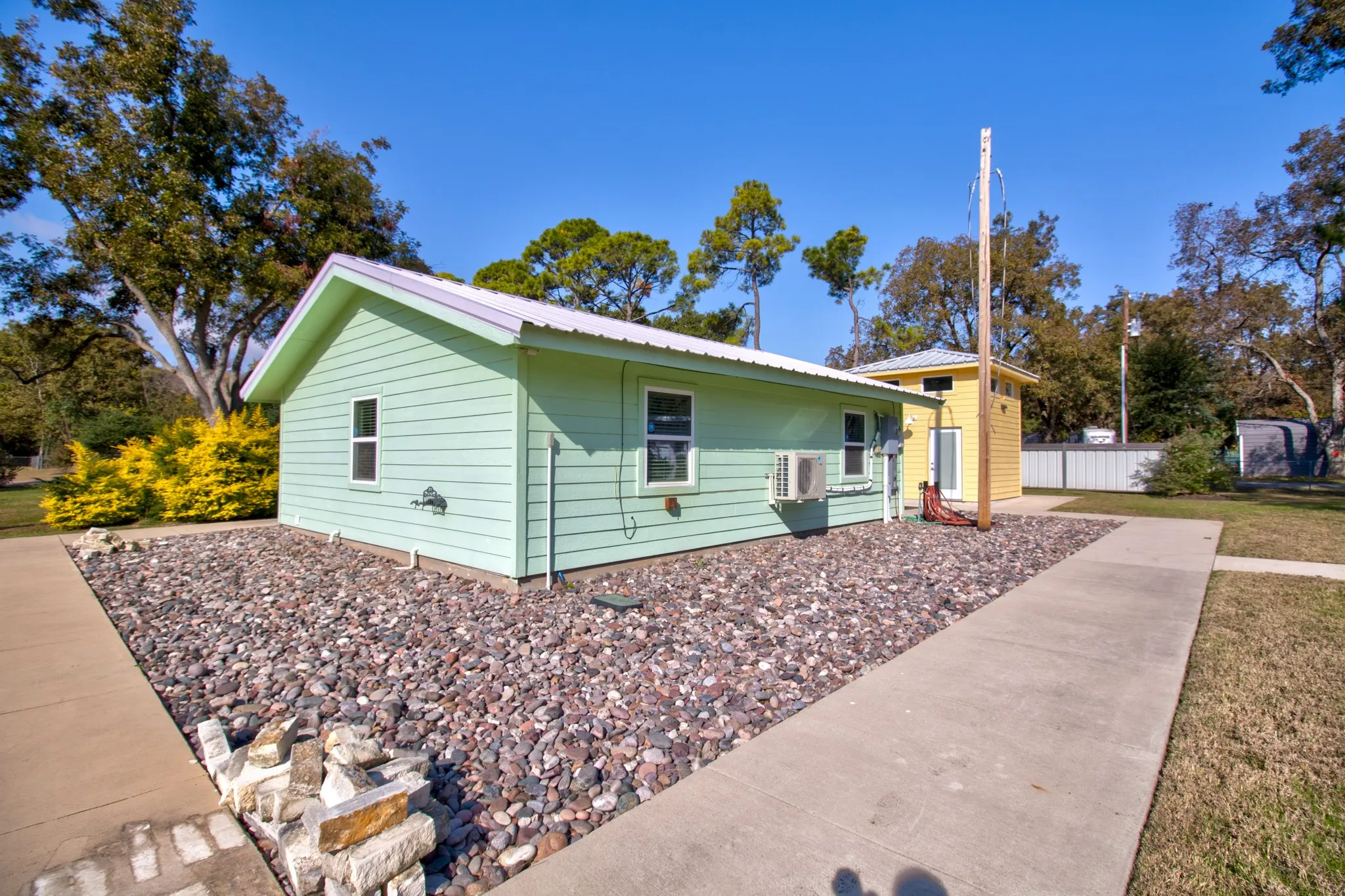 Single Family Residence For Sale in Grayson County , 227 Newcastle Drive, Gordonville, Texas 76245, 1 Bedroom, 1 Bathroom, Garage spaces, 1,440 Sqft, built in 2011, mls#21105085, Real Estate Agent in Gordonville, Homes For Sale in Grayson county, Homes For Sale in Gordonville, Realtor in Gordonville Texas, Real Estate Brokerage Independent Realty Texas, Luminita Cordes Realtor