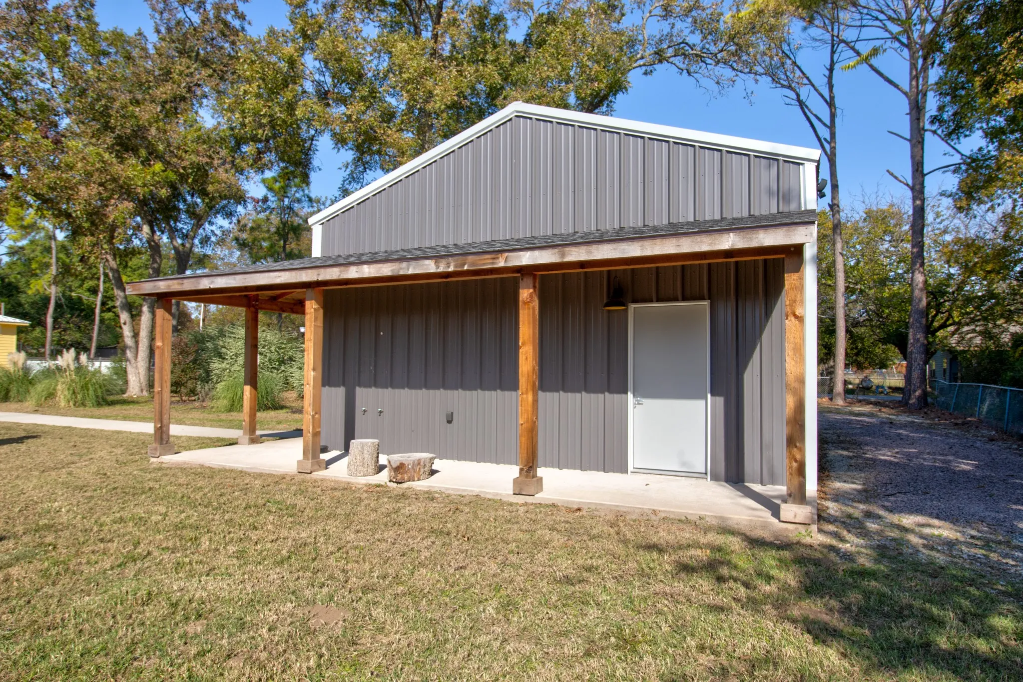 Single Family Residence For Sale in Grayson County , 227 Newcastle Drive, Gordonville, Texas 76245, 1 Bedroom, 1 Bathroom, Garage spaces, 1,440 Sqft, built in 2011, mls#21105085, Real Estate Agent in Gordonville, Homes For Sale in Grayson county, Homes For Sale in Gordonville, Realtor in Gordonville Texas, Real Estate Brokerage Independent Realty Texas, Luminita Cordes Realtor