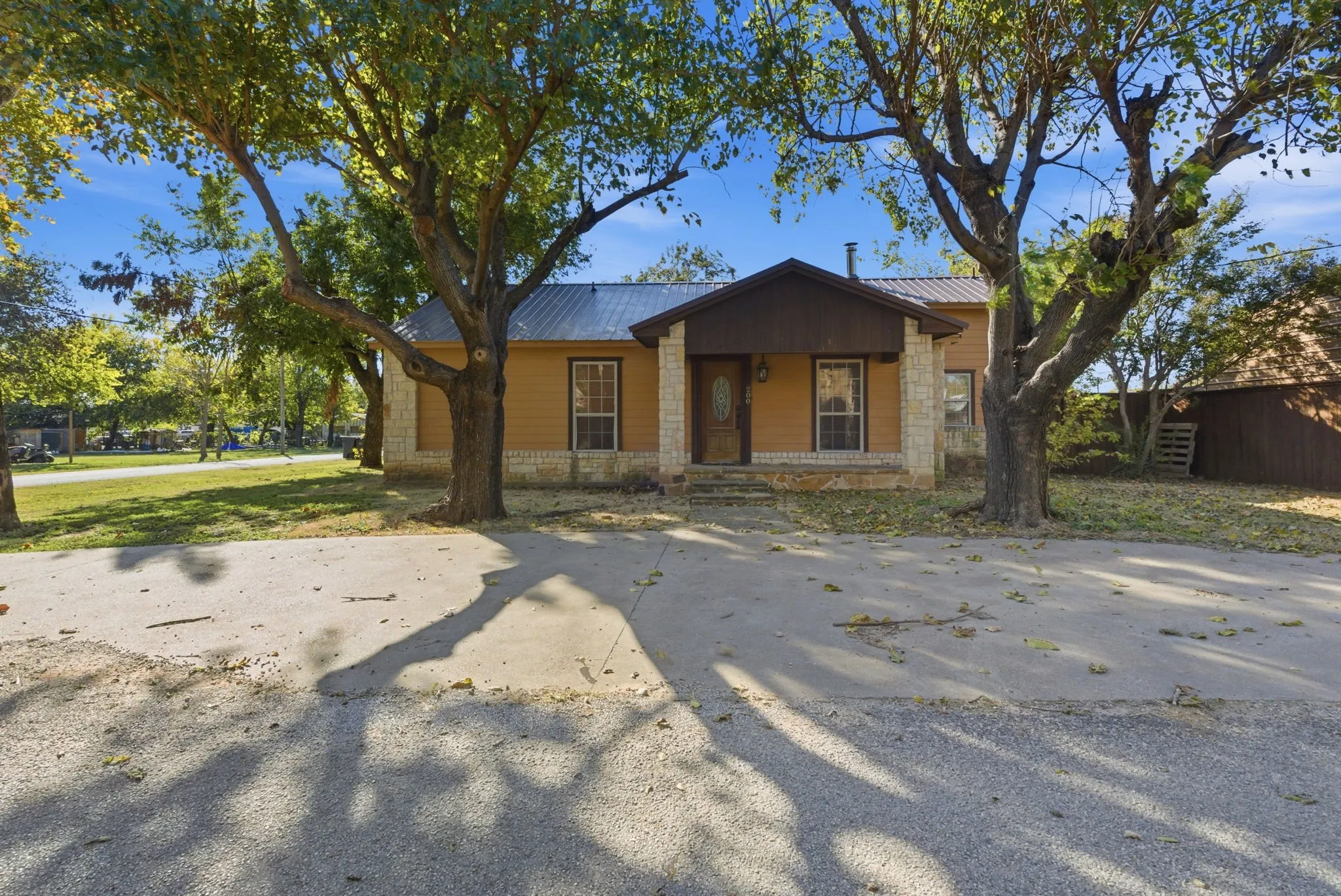 Single Family Residence For Sale in Hood County , 200 N Elm Lane, Tolar, Texas 76476, 3 Bedrooms, 3 Bathrooms, Garage spaces, 1,855 Sqft, built in 1945, Preowned, Price $354,900, mls#21108149, Real Estate Agent in Tolar, Homes For Sale in Hood county, Homes For Sale in Tolar, Realtor in Tolar Texas, Real Estate Brokerage Independent Realty Texas, Luminita Cordes Realtor