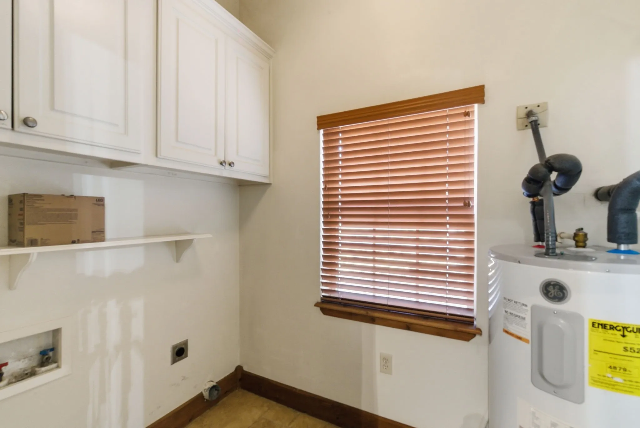 Single Family Residence For Sale in Hood County , 200 N Elm Lane, Tolar, Texas 76476, 3 Bedrooms, 3 Bathrooms, Garage spaces, 1,855 Sqft, built in 1945, Preowned, Price $354,900, mls#21108149, Real Estate Agent in Tolar, Homes For Sale in Hood county, Homes For Sale in Tolar, Realtor in Tolar Texas, Real Estate Brokerage Independent Realty Texas, Luminita Cordes Realtor