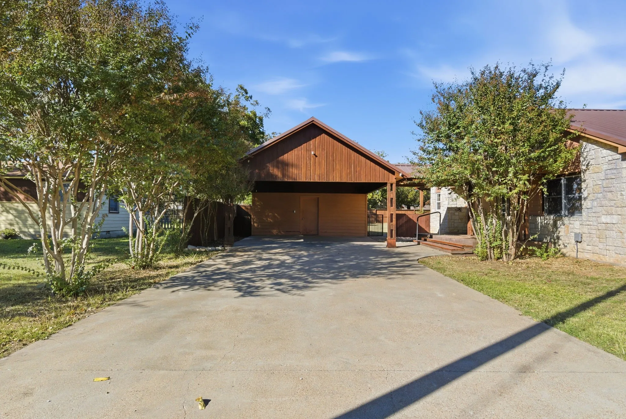 Single Family Residence For Sale in Hood County , 200 N Elm Lane, Tolar, Texas 76476, 3 Bedrooms, 3 Bathrooms, Garage spaces, 1,855 Sqft, built in 1945, Preowned, Price $354,900, mls#21108149, Real Estate Agent in Tolar, Homes For Sale in Hood county, Homes For Sale in Tolar, Realtor in Tolar Texas, Real Estate Brokerage Independent Realty Texas, Luminita Cordes Realtor