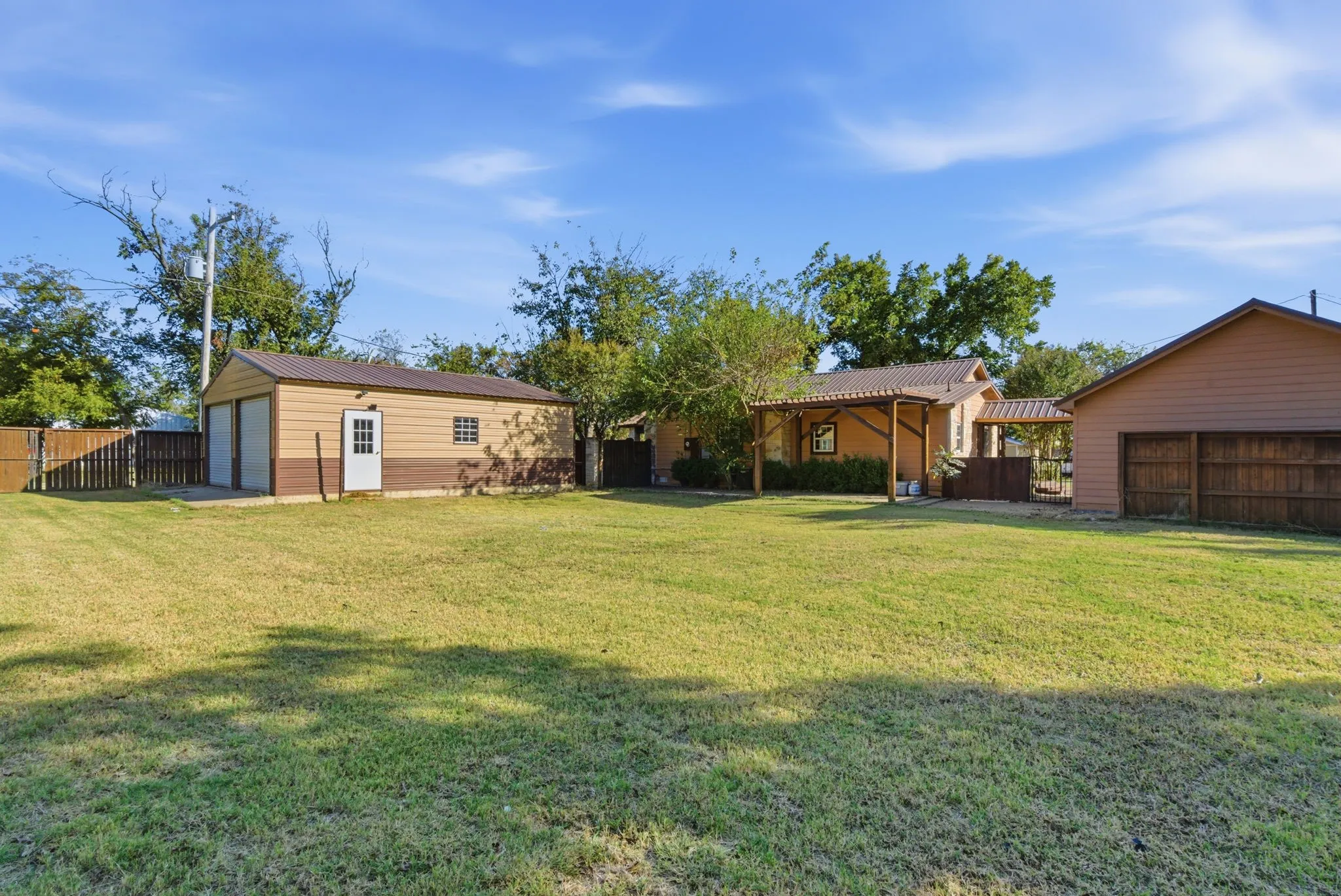 Single Family Residence For Sale in Hood County , 200 N Elm Lane, Tolar, Texas 76476, 3 Bedrooms, 3 Bathrooms, Garage spaces, 1,855 Sqft, built in 1945, Preowned, Price $354,900, mls#21108149, Real Estate Agent in Tolar, Homes For Sale in Hood county, Homes For Sale in Tolar, Realtor in Tolar Texas, Real Estate Brokerage Independent Realty Texas, Luminita Cordes Realtor