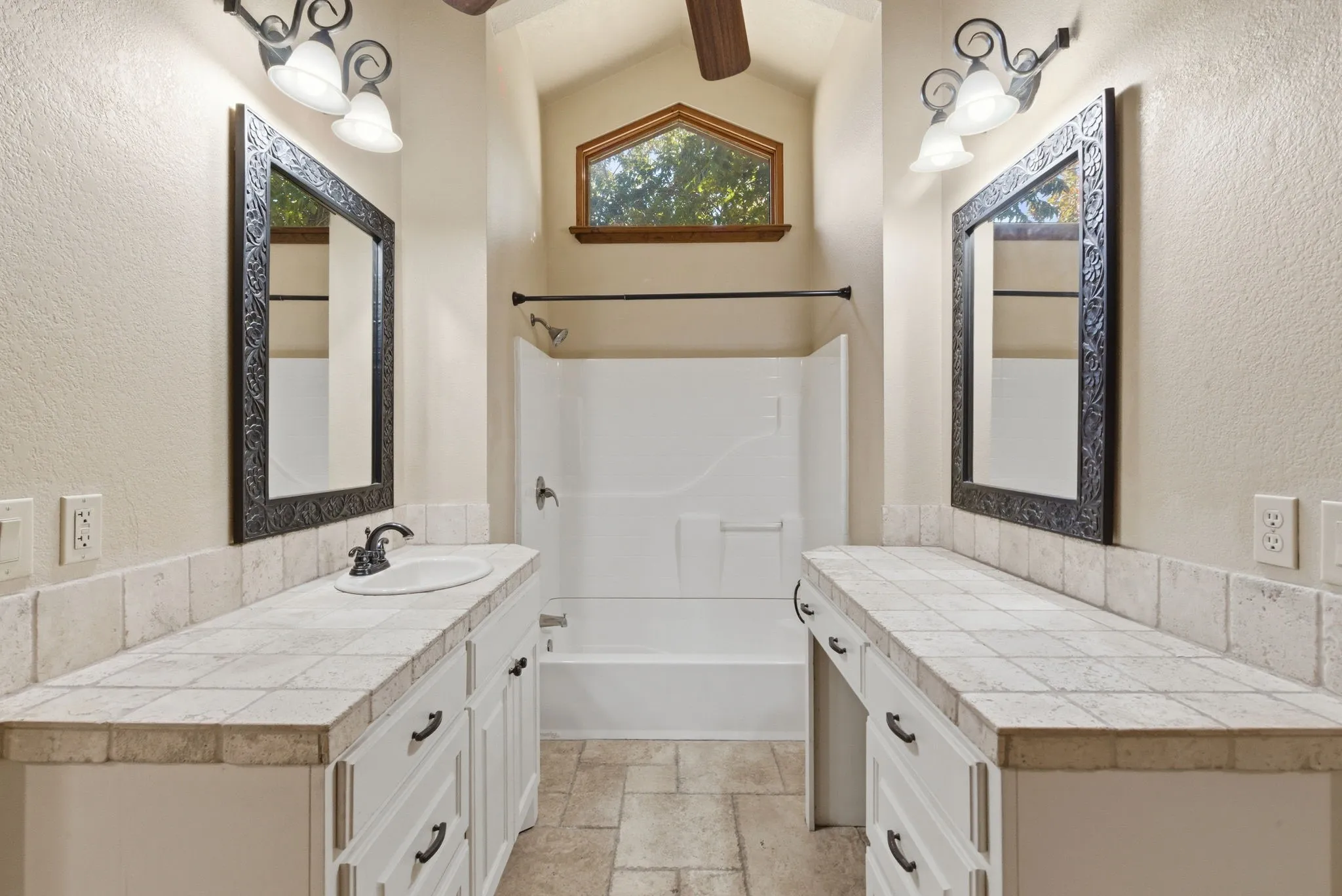 Single Family Residence For Sale in Hood County , 200 N Elm Lane, Tolar, Texas 76476, 3 Bedrooms, 3 Bathrooms, Garage spaces, 1,855 Sqft, built in 1945, Preowned, Price $354,900, mls#21108149, Real Estate Agent in Tolar, Homes For Sale in Hood county, Homes For Sale in Tolar, Realtor in Tolar Texas, Real Estate Brokerage Independent Realty Texas, Luminita Cordes Realtor
