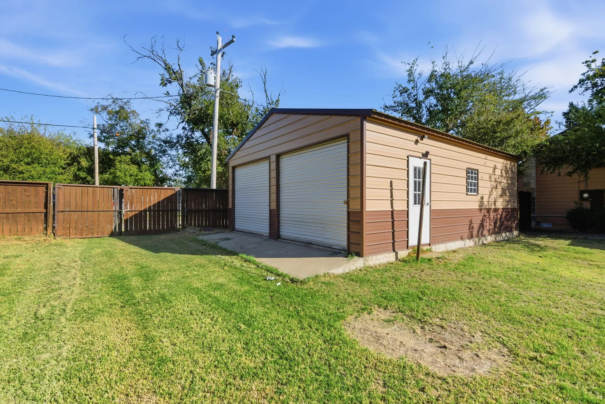 Single Family Residence For Sale in Hood County , 200 N Elm Lane, Tolar, Texas 76476, 3 Bedrooms, 3 Bathrooms, Garage spaces, 1,855 Sqft, built in 1945, Preowned, Price $354,900, mls#21108149, Real Estate Agent in Tolar, Homes For Sale in Hood county, Homes For Sale in Tolar, Realtor in Tolar Texas, Real Estate Brokerage Independent Realty Texas, Luminita Cordes Realtor
