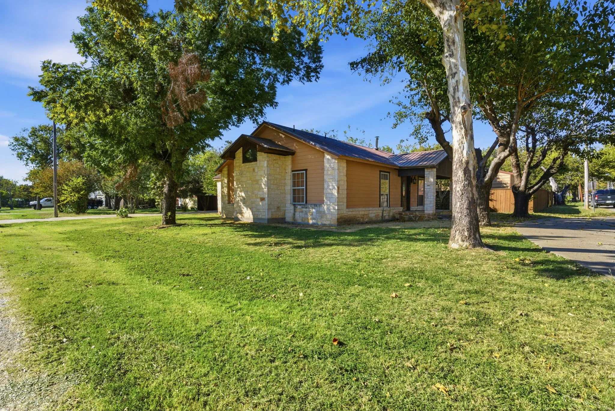 Single Family Residence For Sale in Hood County , 200 N Elm Lane, Tolar, Texas 76476, 3 Bedrooms, 3 Bathrooms, Garage spaces, 1,855 Sqft, built in 1945, Preowned, Price $354,900, mls#21108149, Real Estate Agent in Tolar, Homes For Sale in Hood county, Homes For Sale in Tolar, Realtor in Tolar Texas, Real Estate Brokerage Independent Realty Texas, Luminita Cordes Realtor