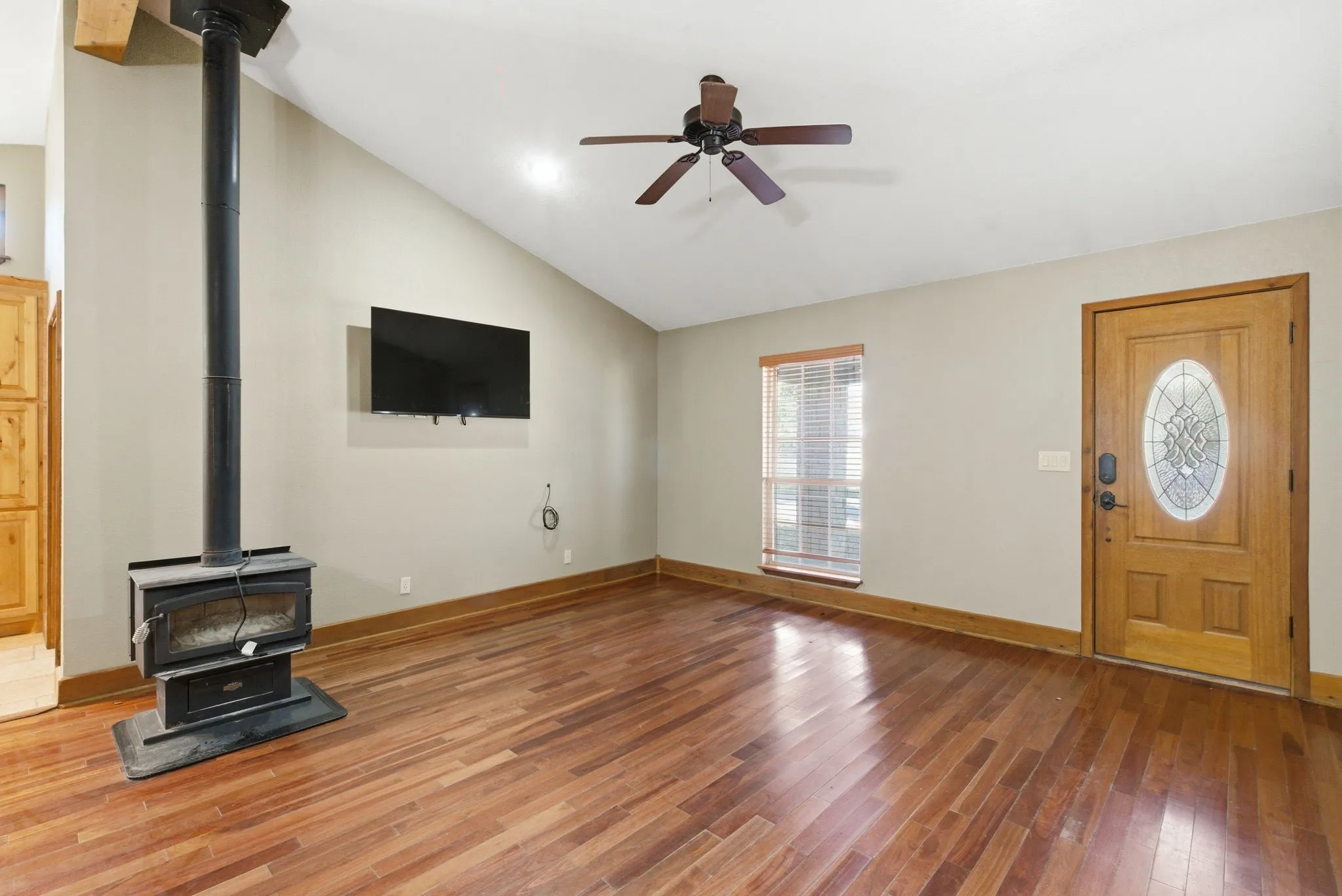 Single Family Residence For Sale in Hood County , 200 N Elm Lane, Tolar, Texas 76476, 3 Bedrooms, 3 Bathrooms, Garage spaces, 1,855 Sqft, built in 1945, Preowned, Price $354,900, mls#21108149, Real Estate Agent in Tolar, Homes For Sale in Hood county, Homes For Sale in Tolar, Realtor in Tolar Texas, Real Estate Brokerage Independent Realty Texas, Luminita Cordes Realtor