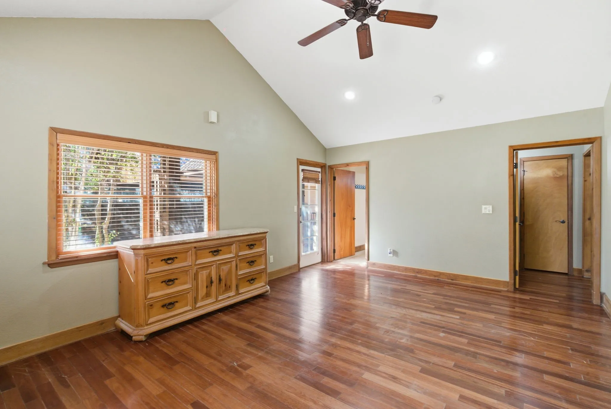 Single Family Residence For Sale in Hood County , 200 N Elm Lane, Tolar, Texas 76476, 3 Bedrooms, 3 Bathrooms, Garage spaces, 1,855 Sqft, built in 1945, Preowned, Price $354,900, mls#21108149, Real Estate Agent in Tolar, Homes For Sale in Hood county, Homes For Sale in Tolar, Realtor in Tolar Texas, Real Estate Brokerage Independent Realty Texas, Luminita Cordes Realtor