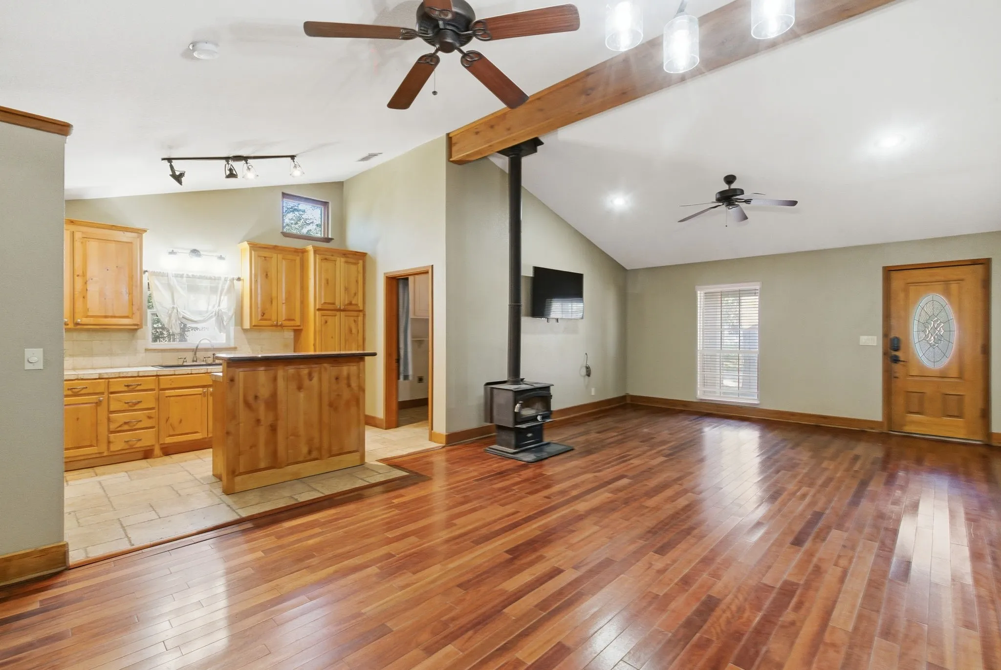 Single Family Residence For Sale in Hood County , 200 N Elm Lane, Tolar, Texas 76476, 3 Bedrooms, 3 Bathrooms, Garage spaces, 1,855 Sqft, built in 1945, Preowned, Price $354,900, mls#21108149, Real Estate Agent in Tolar, Homes For Sale in Hood county, Homes For Sale in Tolar, Realtor in Tolar Texas, Real Estate Brokerage Independent Realty Texas, Luminita Cordes Realtor