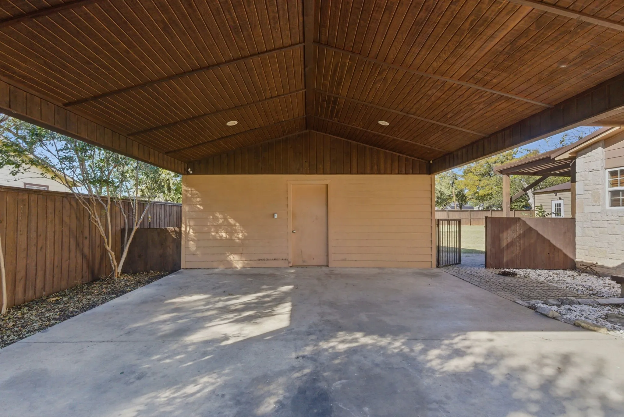 Single Family Residence For Sale in Hood County , 200 N Elm Lane, Tolar, Texas 76476, 3 Bedrooms, 3 Bathrooms, Garage spaces, 1,855 Sqft, built in 1945, Preowned, Price $354,900, mls#21108149, Real Estate Agent in Tolar, Homes For Sale in Hood county, Homes For Sale in Tolar, Realtor in Tolar Texas, Real Estate Brokerage Independent Realty Texas, Luminita Cordes Realtor