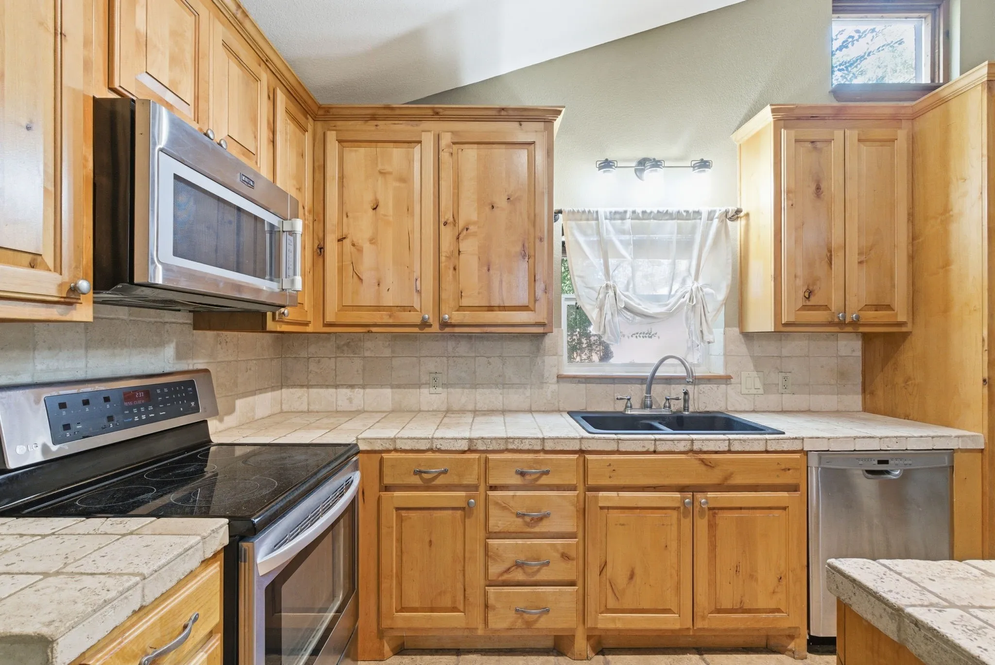 Single Family Residence For Sale in Hood County , 200 N Elm Lane, Tolar, Texas 76476, 3 Bedrooms, 3 Bathrooms, Garage spaces, 1,855 Sqft, built in 1945, Preowned, Price $354,900, mls#21108149, Real Estate Agent in Tolar, Homes For Sale in Hood county, Homes For Sale in Tolar, Realtor in Tolar Texas, Real Estate Brokerage Independent Realty Texas, Luminita Cordes Realtor