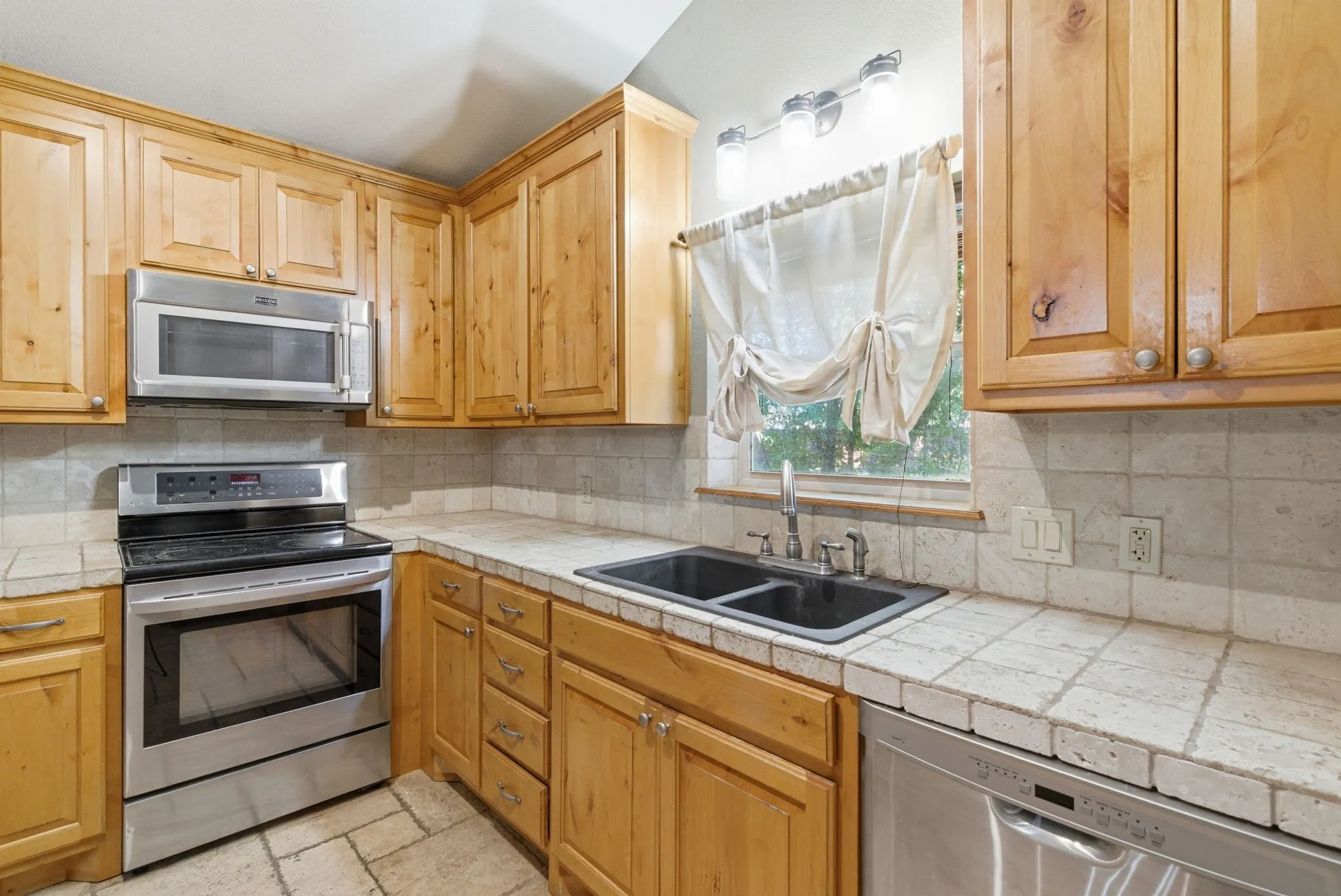 Single Family Residence For Sale in Hood County , 200 N Elm Lane, Tolar, Texas 76476, 3 Bedrooms, 3 Bathrooms, Garage spaces, 1,855 Sqft, built in 1945, Preowned, Price $354,900, mls#21108149, Real Estate Agent in Tolar, Homes For Sale in Hood county, Homes For Sale in Tolar, Realtor in Tolar Texas, Real Estate Brokerage Independent Realty Texas, Luminita Cordes Realtor