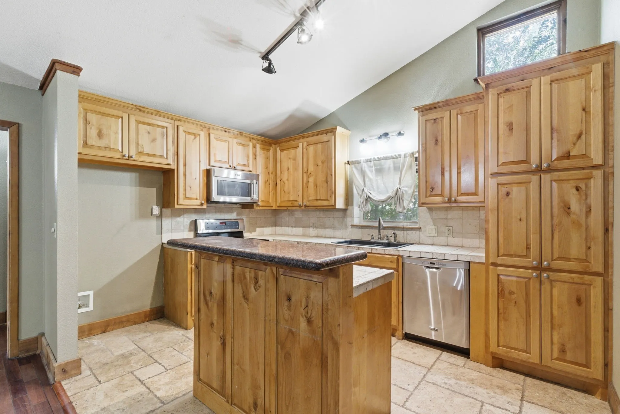 Single Family Residence For Sale in Hood County , 200 N Elm Lane, Tolar, Texas 76476, 3 Bedrooms, 3 Bathrooms, Garage spaces, 1,855 Sqft, built in 1945, Preowned, Price $354,900, mls#21108149, Real Estate Agent in Tolar, Homes For Sale in Hood county, Homes For Sale in Tolar, Realtor in Tolar Texas, Real Estate Brokerage Independent Realty Texas, Luminita Cordes Realtor