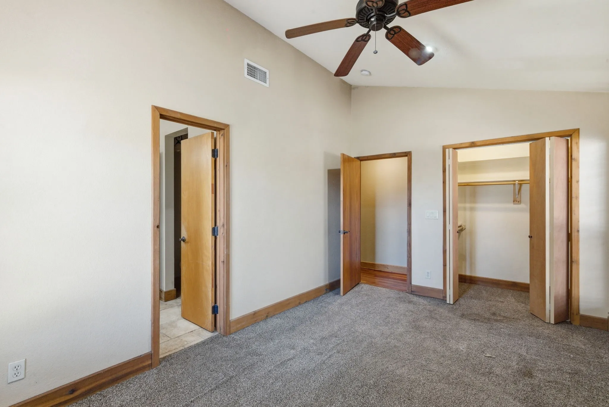 Single Family Residence For Sale in Hood County , 200 N Elm Lane, Tolar, Texas 76476, 3 Bedrooms, 3 Bathrooms, Garage spaces, 1,855 Sqft, built in 1945, Preowned, Price $354,900, mls#21108149, Real Estate Agent in Tolar, Homes For Sale in Hood county, Homes For Sale in Tolar, Realtor in Tolar Texas, Real Estate Brokerage Independent Realty Texas, Luminita Cordes Realtor
