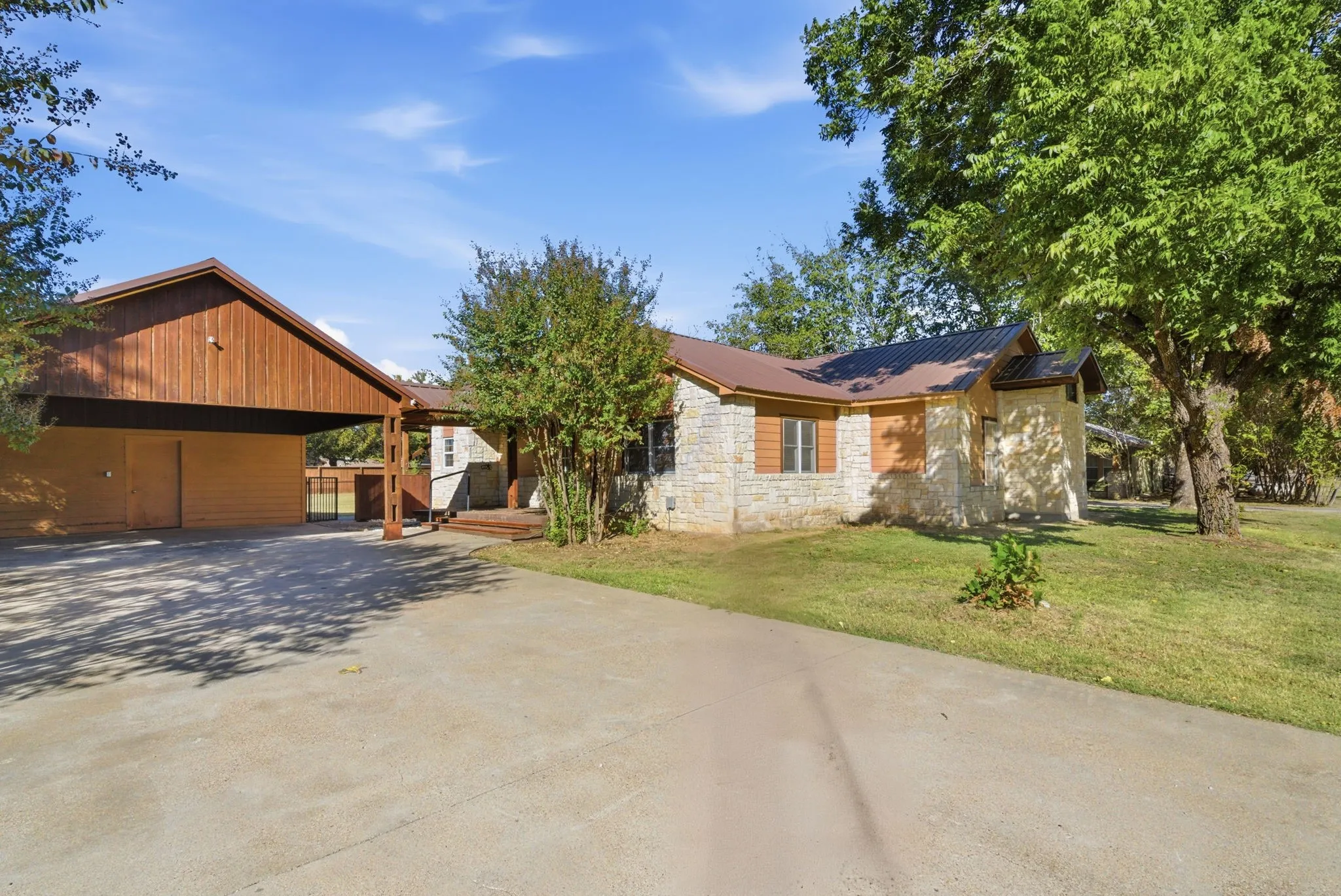Single Family Residence For Sale in Hood County , 200 N Elm Lane, Tolar, Texas 76476, 3 Bedrooms, 3 Bathrooms, Garage spaces, 1,855 Sqft, built in 1945, Preowned, Price $354,900, mls#21108149, Real Estate Agent in Tolar, Homes For Sale in Hood county, Homes For Sale in Tolar, Realtor in Tolar Texas, Real Estate Brokerage Independent Realty Texas, Luminita Cordes Realtor
