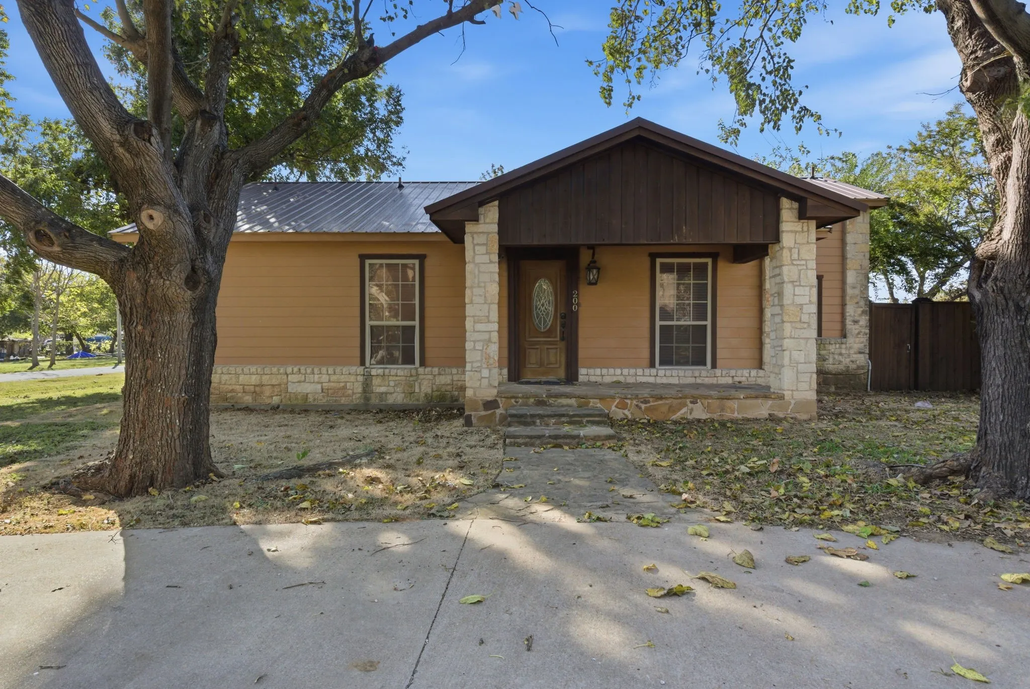 Single Family Residence For Sale in Hood County , 200 N Elm Lane, Tolar, Texas 76476, 3 Bedrooms, 3 Bathrooms, Garage spaces, 1,855 Sqft, built in 1945, Preowned, Price $354,900, mls#21108149, Real Estate Agent in Tolar, Homes For Sale in Hood county, Homes For Sale in Tolar, Realtor in Tolar Texas, Real Estate Brokerage Independent Realty Texas, Luminita Cordes Realtor