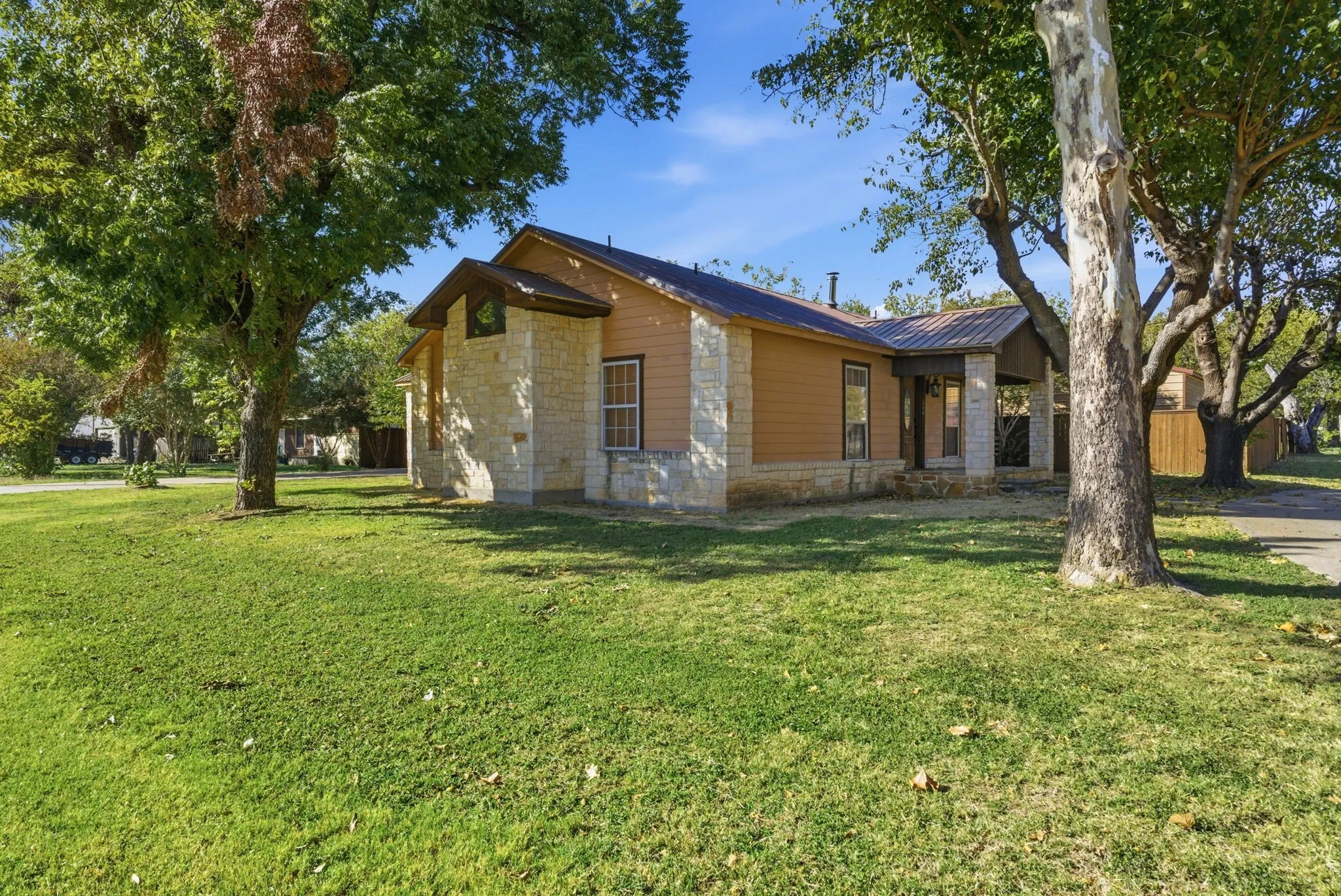 Single Family Residence For Sale in Hood County , 200 N Elm Lane, Tolar, Texas 76476, 3 Bedrooms, 3 Bathrooms, Garage spaces, 1,855 Sqft, built in 1945, Preowned, Price $354,900, mls#21108149, Real Estate Agent in Tolar, Homes For Sale in Hood county, Homes For Sale in Tolar, Realtor in Tolar Texas, Real Estate Brokerage Independent Realty Texas, Luminita Cordes Realtor