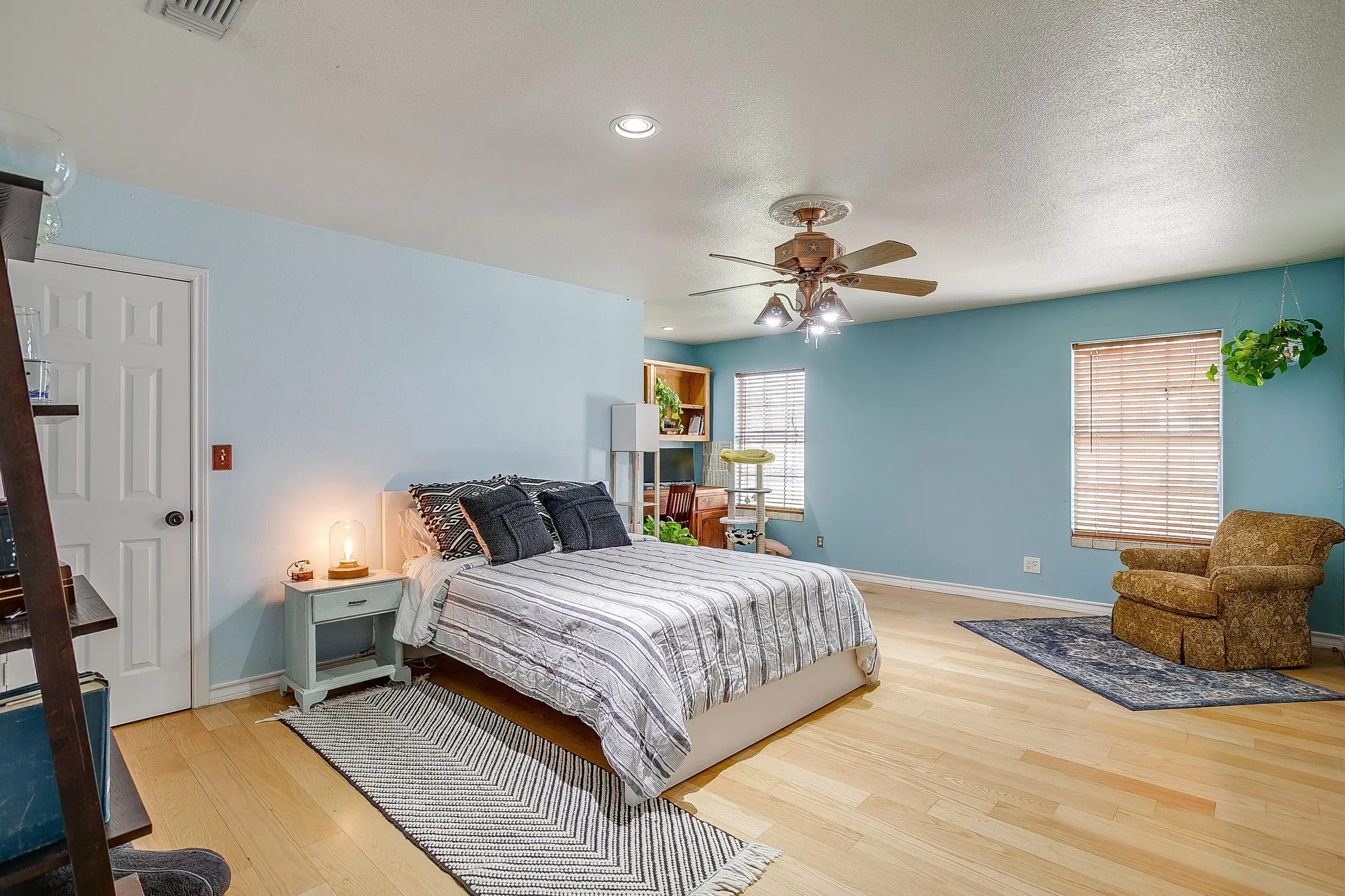 Single Family Residence For Sale in Parker County , 1390 Mary Drive, Weatherford, Texas 76085, 4 Bedroom, 4 Bathroom, Garage spaces, 4,672 Sqft, built in 1996, mls#21108744, Real Estate Agent in Weatherford, Homes For Sale in Parker county, Homes For Sale in Weatherford, Realtor in Weatherford Texas, Real Estate Brokerage Independent Realty Texas, Luminita Cordes Realtor