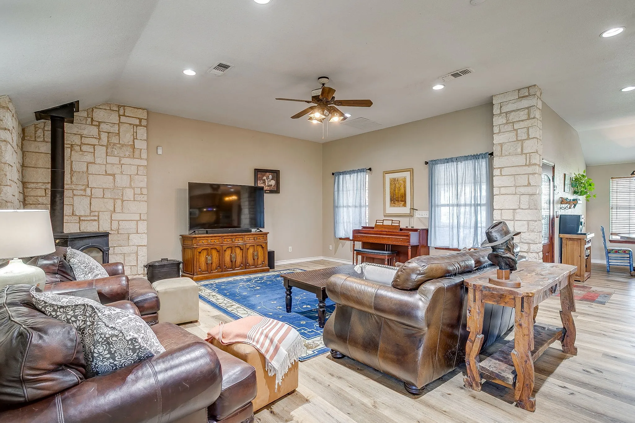 Single Family Residence For Sale in Parker County , 1390 Mary Drive, Weatherford, Texas 76085, 4 Bedroom, 4 Bathroom, Garage spaces, 4,672 Sqft, built in 1996, mls#21108744, Real Estate Agent in Weatherford, Homes For Sale in Parker county, Homes For Sale in Weatherford, Realtor in Weatherford Texas, Real Estate Brokerage Independent Realty Texas, Luminita Cordes Realtor