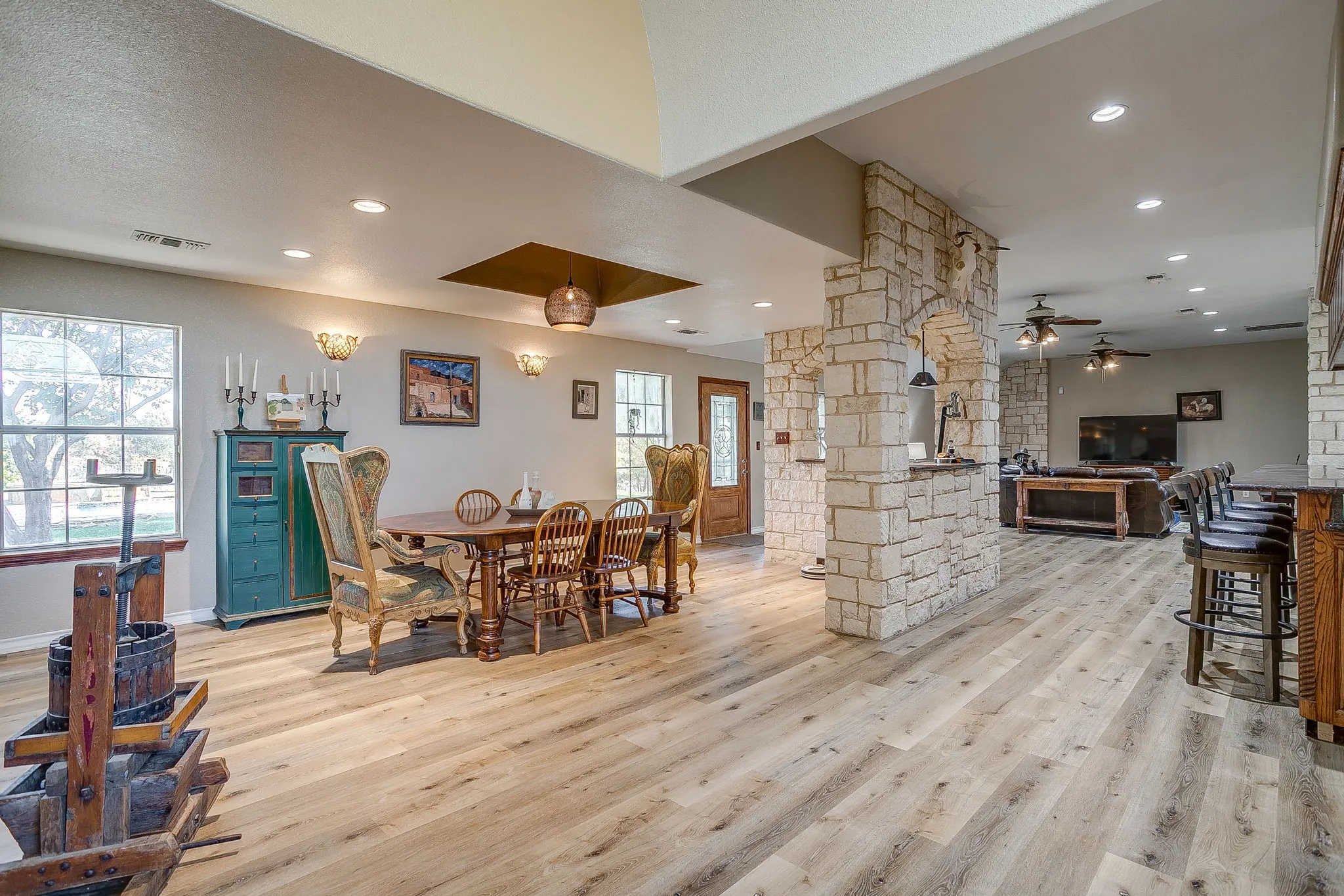 Single Family Residence For Sale in Parker County , 1390 Mary Drive, Weatherford, Texas 76085, 4 Bedroom, 4 Bathroom, Garage spaces, 4,672 Sqft, built in 1996, mls#21108744, Real Estate Agent in Weatherford, Homes For Sale in Parker county, Homes For Sale in Weatherford, Realtor in Weatherford Texas, Real Estate Brokerage Independent Realty Texas, Luminita Cordes Realtor
