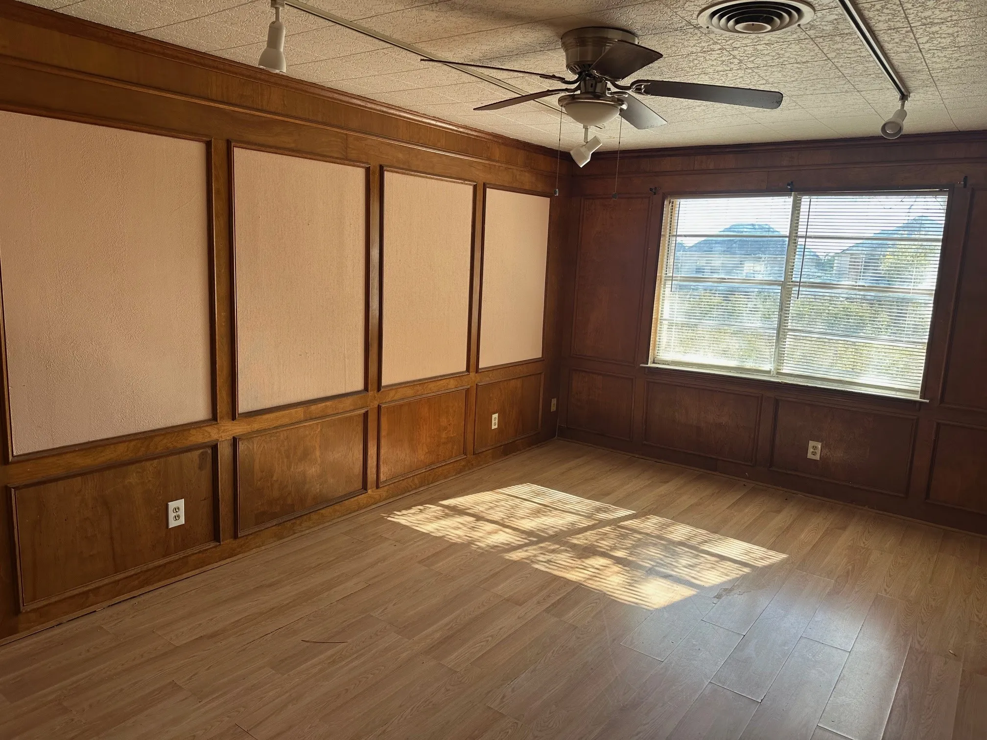 Single Family Residence For Rent in Dallas County , 1905 Hard Rock Road, Irving, Texas 75061, 4 Bedroom, 3 Bathroom, Garage spaces, 3,150 Sqft, built in 1961, Unknown, mls#21109609, Real Estate Agent in Irving, Homes For Rent in Dallas county, Homes For Rent in Irving, Realtor in Irving Texas, Real Estate Brokerage Independent Realty Texas, Luminita Cordes Realtor
