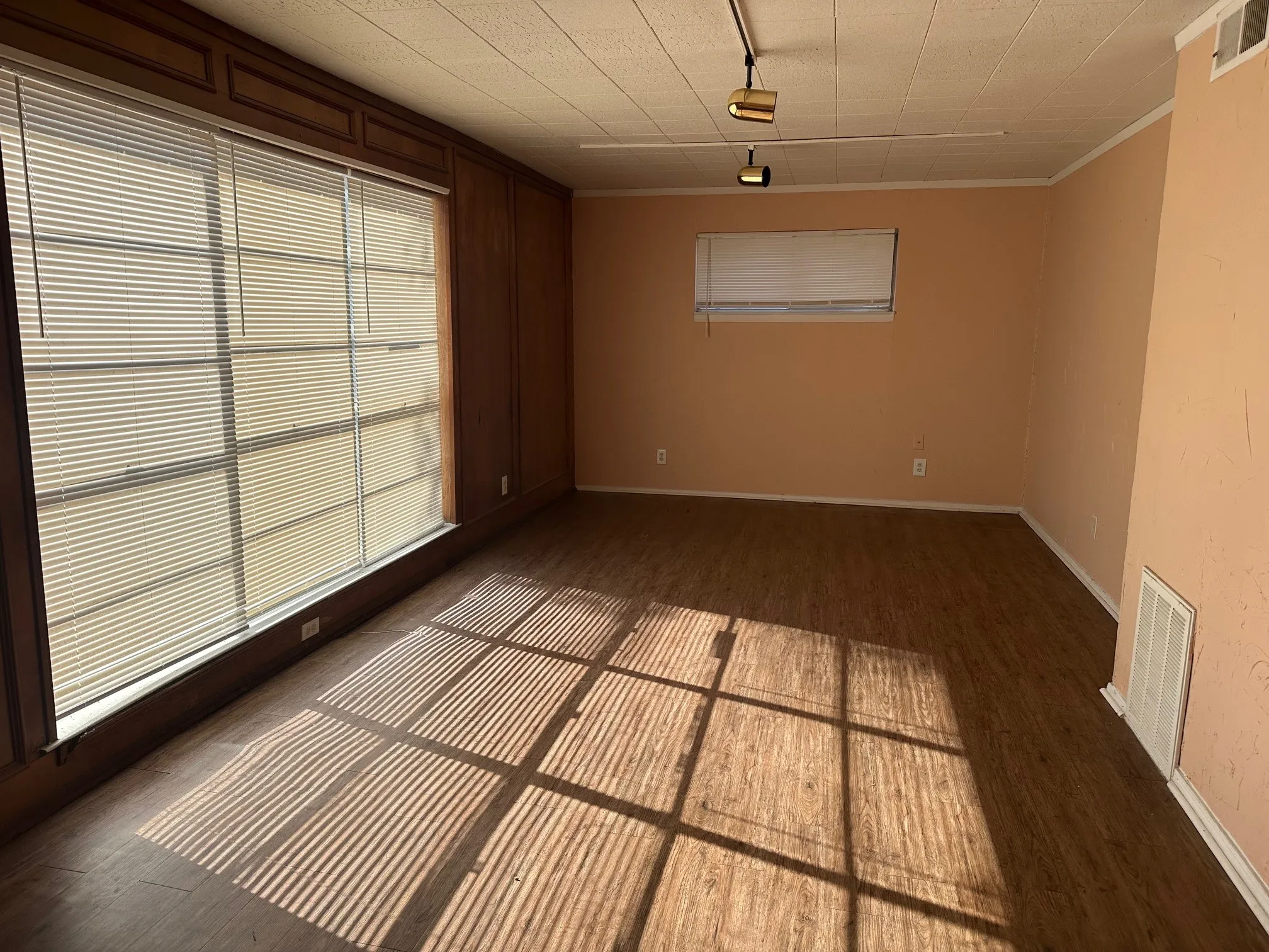 Single Family Residence For Rent in Dallas County , 1905 Hard Rock Road, Irving, Texas 75061, 4 Bedroom, 3 Bathroom, Garage spaces, 3,150 Sqft, built in 1961, Unknown, mls#21109609, Real Estate Agent in Irving, Homes For Rent in Dallas county, Homes For Rent in Irving, Realtor in Irving Texas, Real Estate Brokerage Independent Realty Texas, Luminita Cordes Realtor