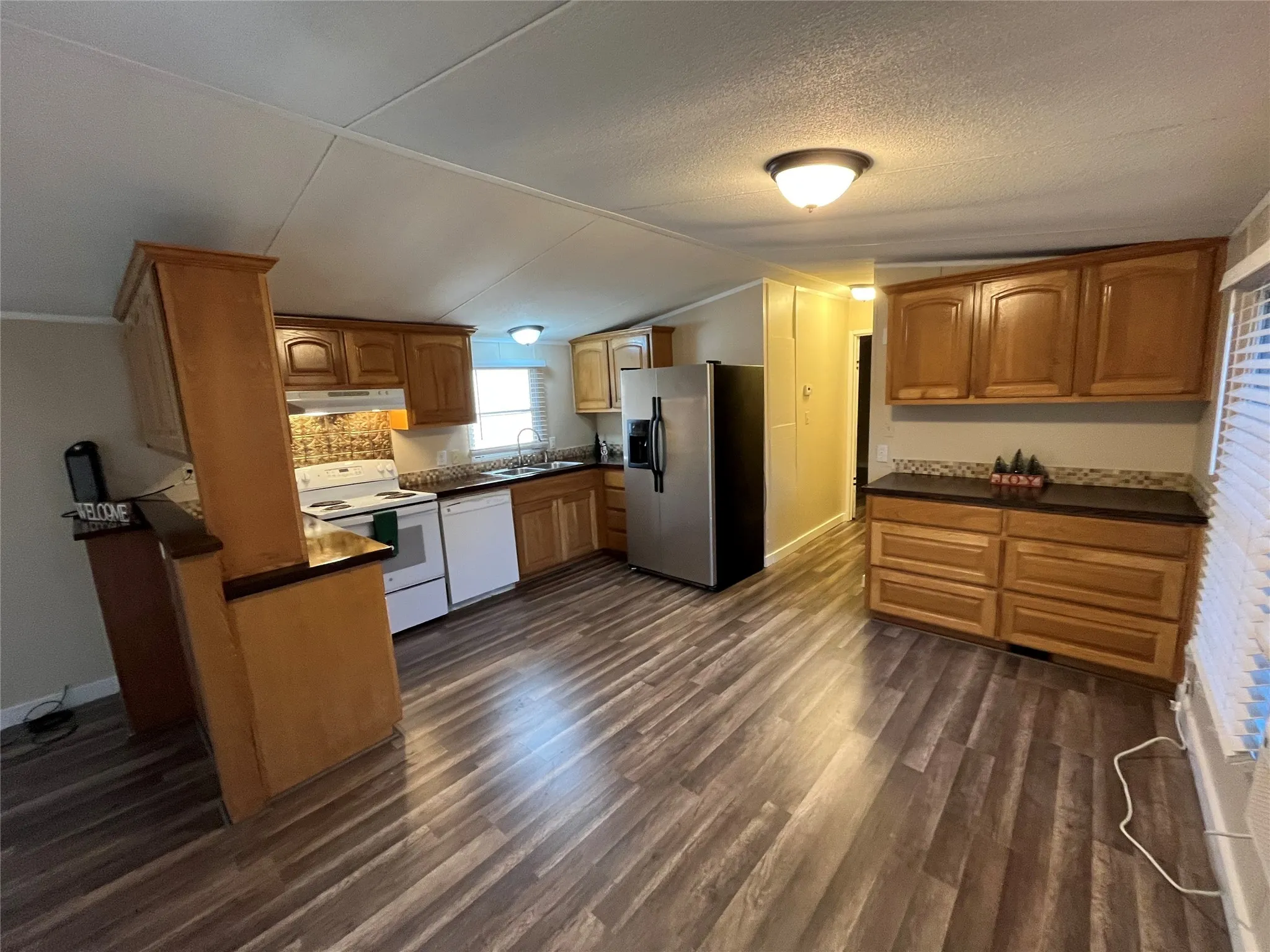 Manufactured Home For Sale in Parker County , 126 Briar Oaks Drive, Azle, Texas 76020, 3 Bedroom, 2 Bathroom, Garage spaces, 1,216 Sqft, built in 1996, mls#21109623, Real Estate Agent in Azle, Homes For Sale in Parker county, Homes For Sale in Azle, Realtor in Azle Texas, Real Estate Brokerage Independent Realty Texas, Luminita Cordes Realtor