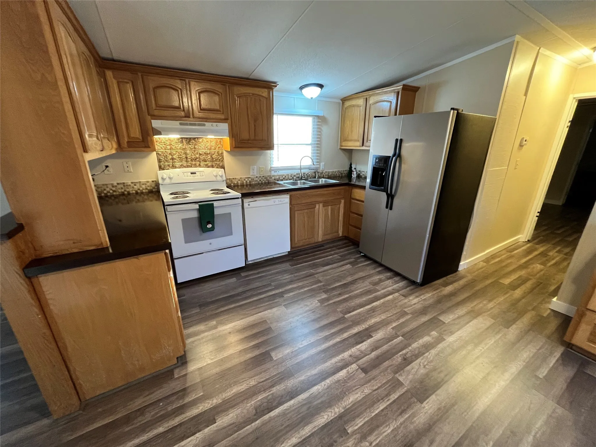 Manufactured Home For Sale in Parker County , 126 Briar Oaks Drive, Azle, Texas 76020, 3 Bedroom, 2 Bathroom, Garage spaces, 1,216 Sqft, built in 1996, mls#21109623, Real Estate Agent in Azle, Homes For Sale in Parker county, Homes For Sale in Azle, Realtor in Azle Texas, Real Estate Brokerage Independent Realty Texas, Luminita Cordes Realtor