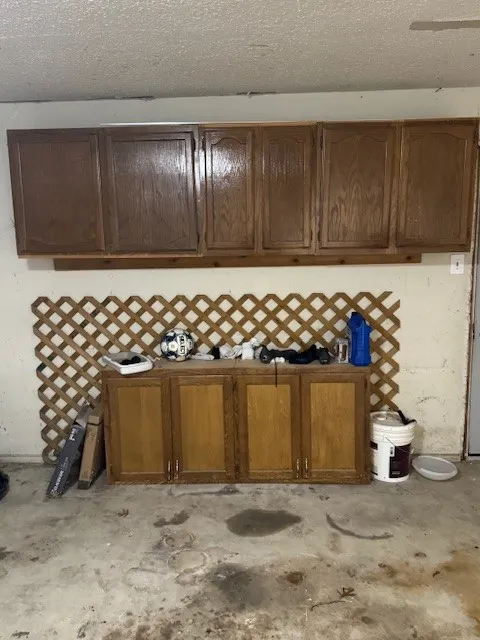 Single Family Residence For Sale in Ellis County , 3106 Sanger Creek Way, Waxahachie, Texas 75165, 3 Bedrooms, 2 Bathrooms, 2 Garage spaces, 2,015 Sqft, built in 1985, Price $304,500, mls#21110414, Real Estate Agent in Waxahachie, Homes For Sale in Ellis county, Homes For Sale in Waxahachie, Realtor in Waxahachie Texas, Real Estate Brokerage Independent Realty Texas, Luminita Cordes Realtor
