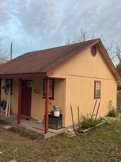 Single Family Residence For Sale in Ellis County , 3106 Sanger Creek Way, Waxahachie, Texas 75165, 3 Bedrooms, 2 Bathrooms, 2 Garage spaces, 2,015 Sqft, built in 1985, Price $304,500, mls#21110414, Real Estate Agent in Waxahachie, Homes For Sale in Ellis county, Homes For Sale in Waxahachie, Realtor in Waxahachie Texas, Real Estate Brokerage Independent Realty Texas, Luminita Cordes Realtor