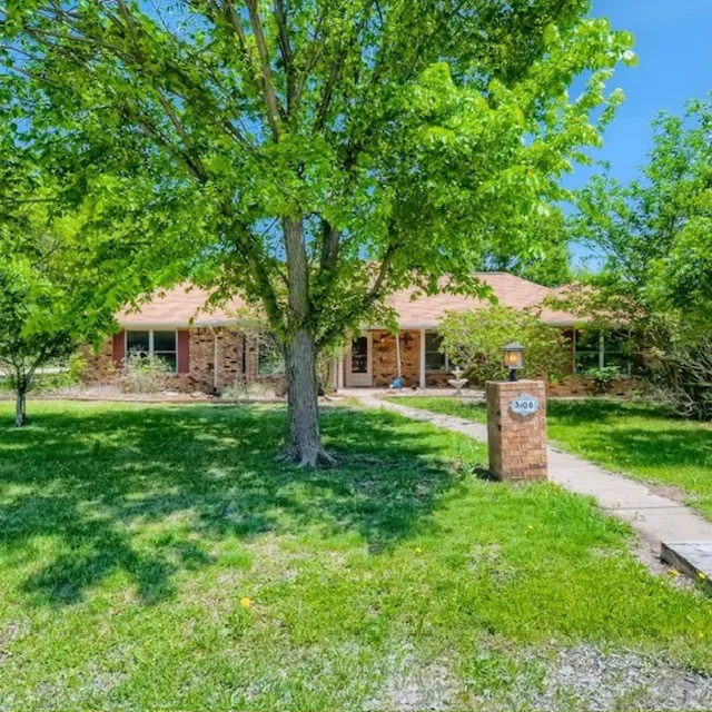 Single Family Residence For Sale in Ellis County , 3106 Sanger Creek Way, Waxahachie, Texas 75165, 3 Bedrooms, 2 Bathrooms, 2 Garage spaces, 2,015 Sqft, built in 1985, Price $304,500, mls#21110414, Real Estate Agent in Waxahachie, Homes For Sale in Ellis county, Homes For Sale in Waxahachie, Realtor in Waxahachie Texas, Real Estate Brokerage Independent Realty Texas, Luminita Cordes Realtor