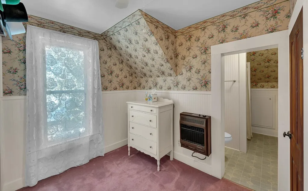 Single Family Residence For Sale in Bosque County , 515 Hackberry Street, Clifton, Texas 76634, 3 Bedroom, 2 Bathroom, 2 Garage spaces, 2,638 Sqft, built in 1900, mls#21102826, Real Estate Agent in Clifton, Homes For Sale in Bosque county, Homes For Sale in Clifton, Realtor in Clifton Texas, Real Estate Brokerage Independent Realty Texas, Luminita Cordes Realtor