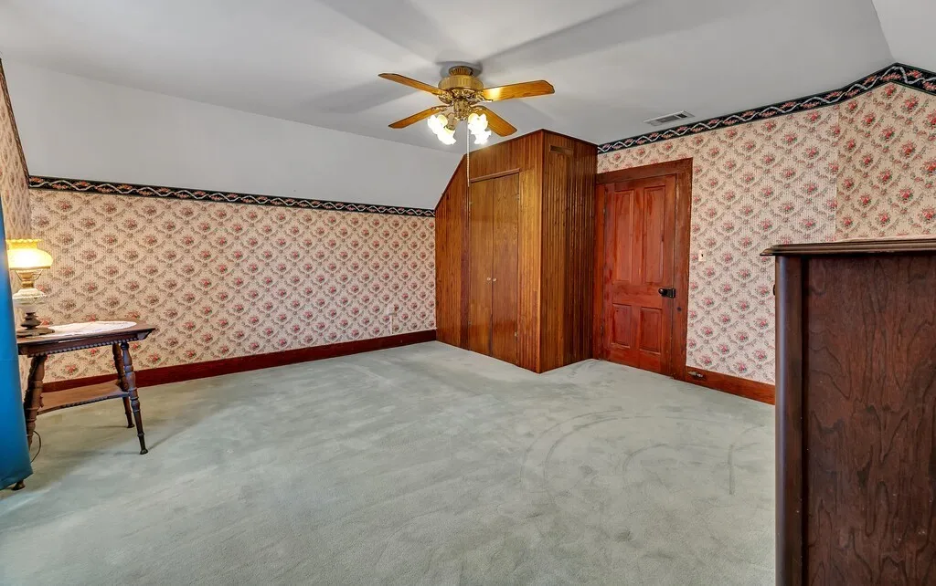 Single Family Residence For Sale in Bosque County , 515 Hackberry Street, Clifton, Texas 76634, 3 Bedroom, 2 Bathroom, 2 Garage spaces, 2,638 Sqft, built in 1900, mls#21102826, Real Estate Agent in Clifton, Homes For Sale in Bosque county, Homes For Sale in Clifton, Realtor in Clifton Texas, Real Estate Brokerage Independent Realty Texas, Luminita Cordes Realtor