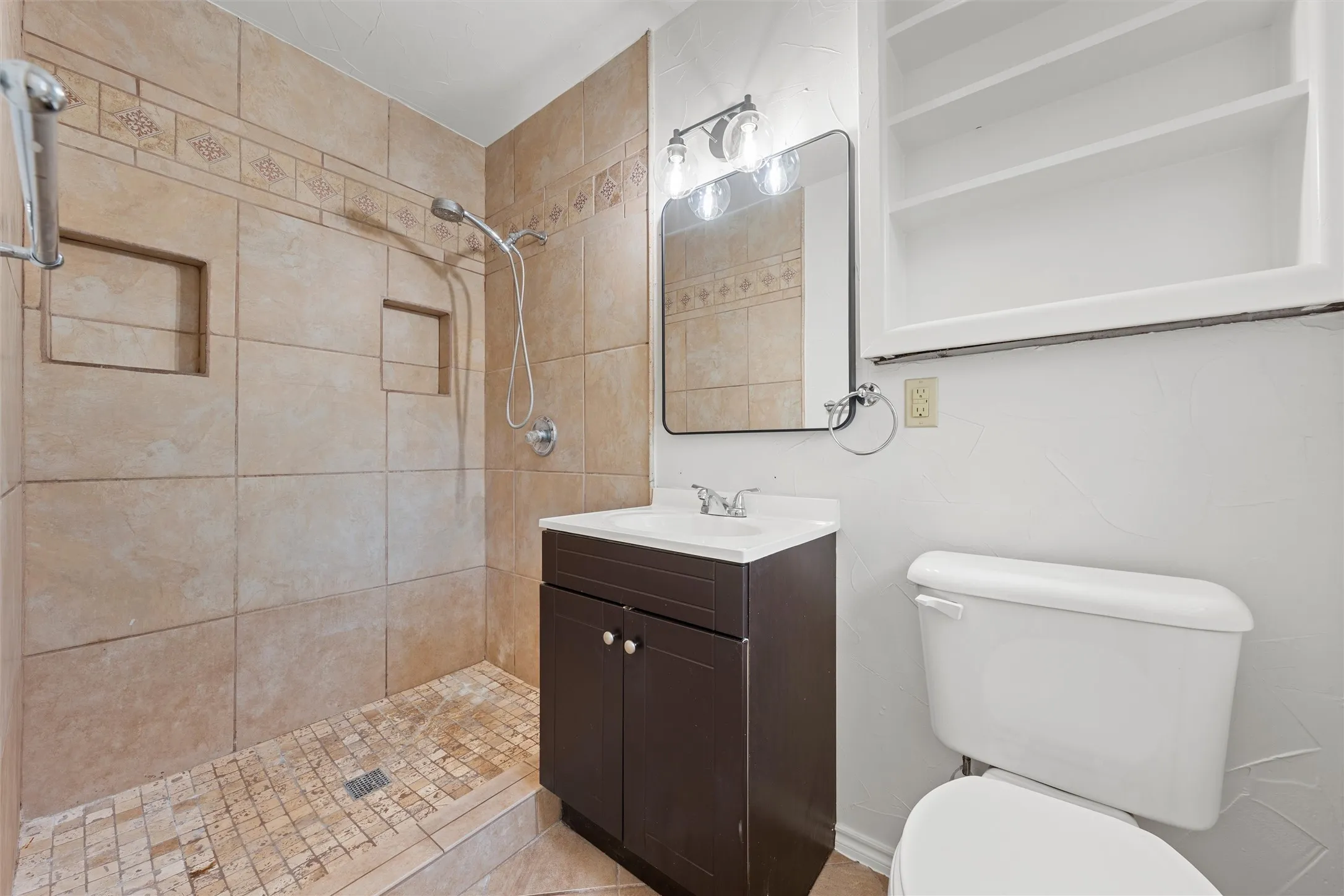 Single Family Residence For Sale in Mc Lennan County , 2624 Alvin Street, Waco, Texas 76708, 3 Bedroom, 2 Bathroom, Garage spaces, 1,815 Sqft, built in 1959, mls#21096963, Real Estate Agent in Waco, Homes For Sale in Mc Lennan county, Homes For Sale in Waco, Realtor in Waco Texas, Real Estate Brokerage Independent Realty Texas, Luminita Cordes Realtor
