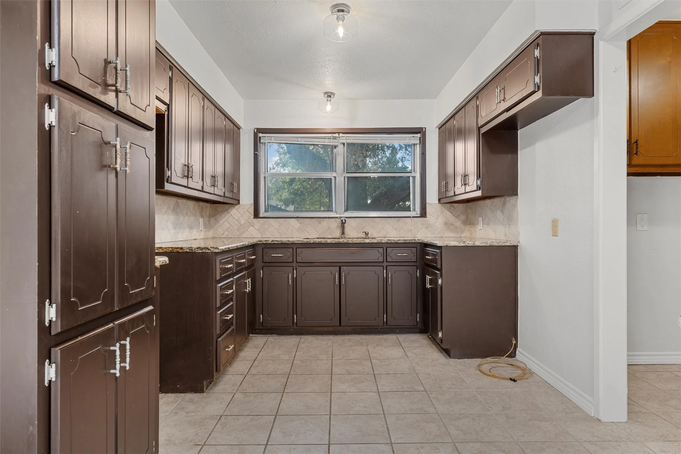 Single Family Residence For Sale in Mc Lennan County , 2624 Alvin Street, Waco, Texas 76708, 3 Bedroom, 2 Bathroom, Garage spaces, 1,815 Sqft, built in 1959, mls#21096963, Real Estate Agent in Waco, Homes For Sale in Mc Lennan county, Homes For Sale in Waco, Realtor in Waco Texas, Real Estate Brokerage Independent Realty Texas, Luminita Cordes Realtor