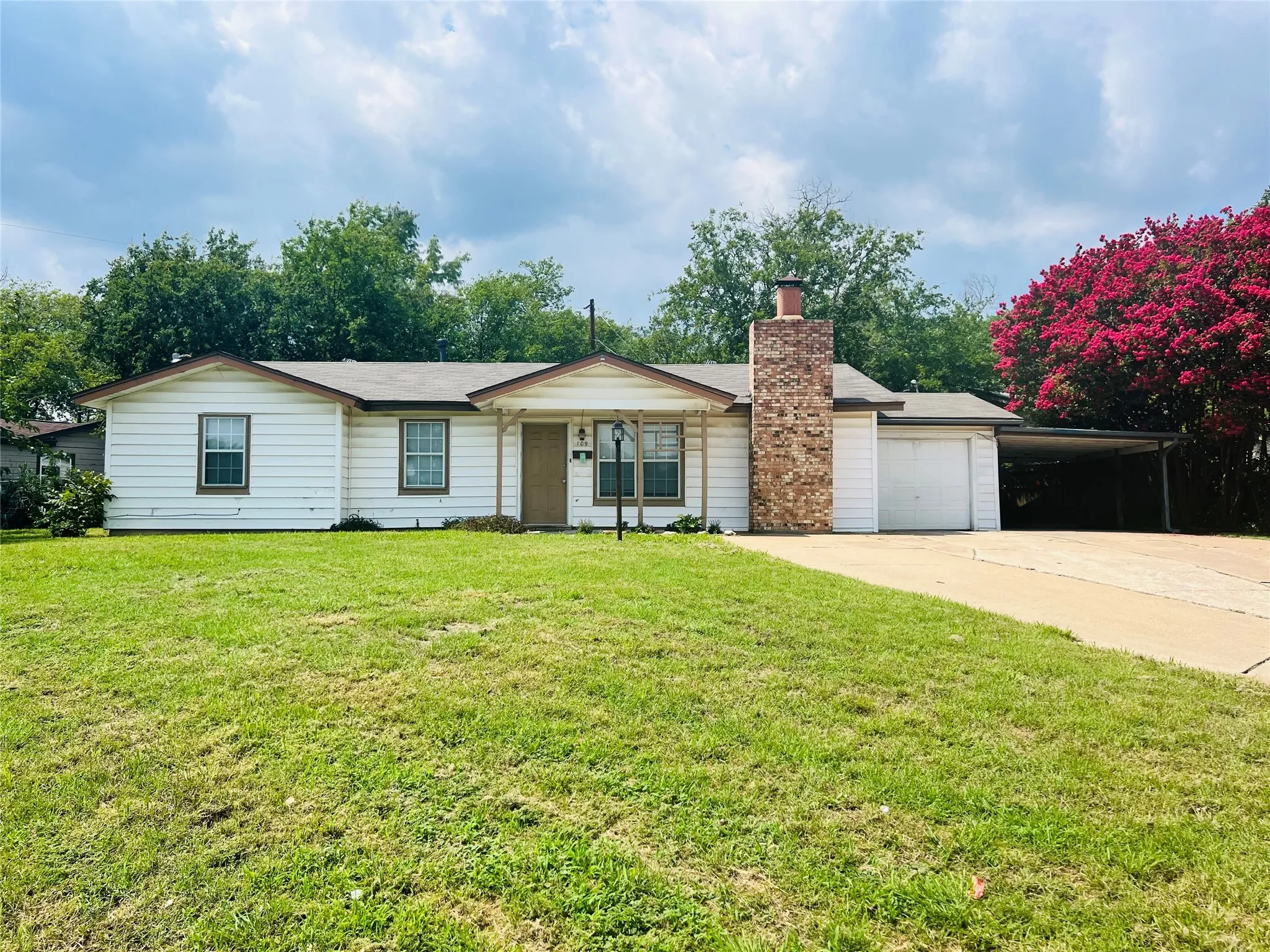 Single Family Residence For Sale in Johnson County , 109 NE Cindy Lane, Burleson, Texas 76028, 3 Bedroom, 1 Bathroom, 1 Garage spaces, 1,276 Sqft, built in 1960, Preowned, mls#21109312, Real Estate Agent in Burleson, Homes For Sale in Johnson county, Homes For Sale in Burleson, Realtor in Burleson Texas, Real Estate Brokerage Independent Realty Texas, Luminita Cordes Realtor