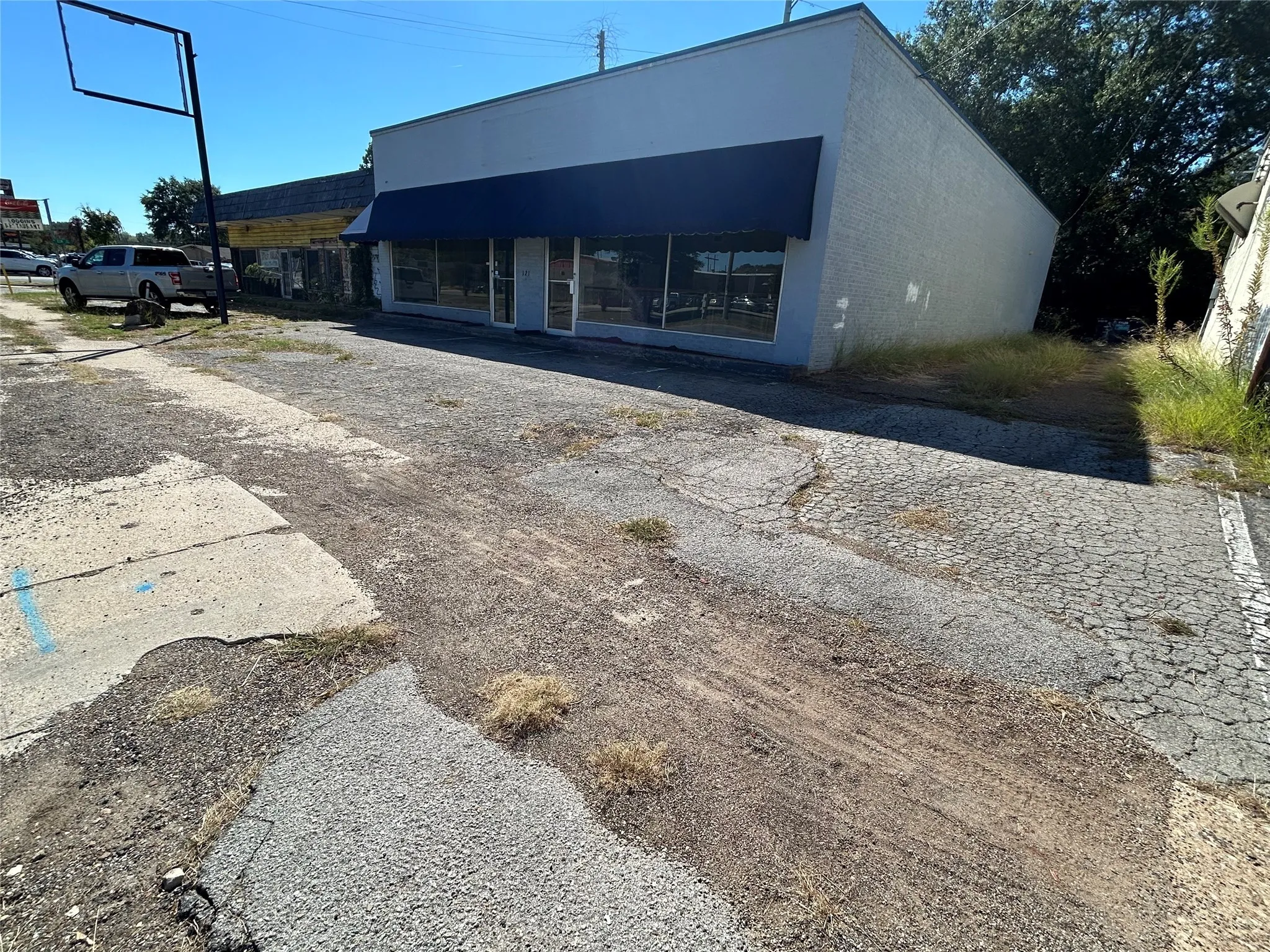 Retail For Sale in Smith County , 121 S Glenwood Boulevard, Tyler, Texas 75702, 0, 0, Garage spaces, 0 Sqft, built in 1950, Preowned, Price $199,000, mls#21110909, Real Estate Agent in Tyler, Homes For Sale in Smith county, Homes For Sale in Tyler, Realtor in Tyler Texas, Real Estate Brokerage Independent Realty Texas, Luminita Cordes Realtor