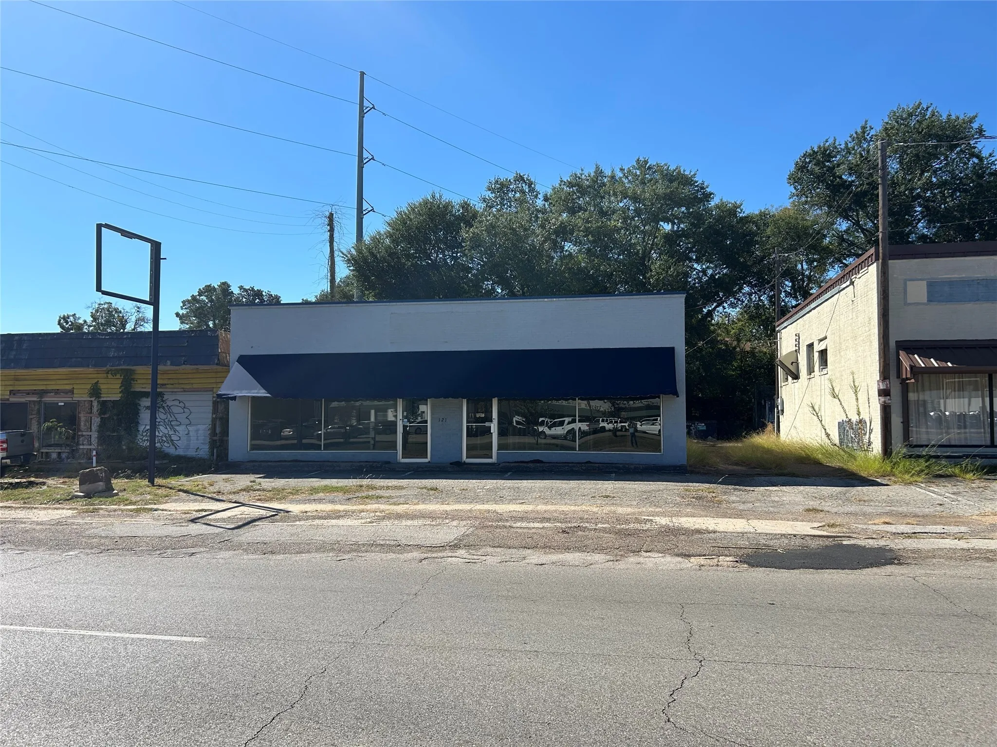 Retail For Sale in Smith County , 121 S Glenwood Boulevard, Tyler, Texas 75702, 0, 0, Garage spaces, 0 Sqft, built in 1950, Preowned, Price $199,000, mls#21110909, Real Estate Agent in Tyler, Homes For Sale in Smith county, Homes For Sale in Tyler, Realtor in Tyler Texas, Real Estate Brokerage Independent Realty Texas, Luminita Cordes Realtor