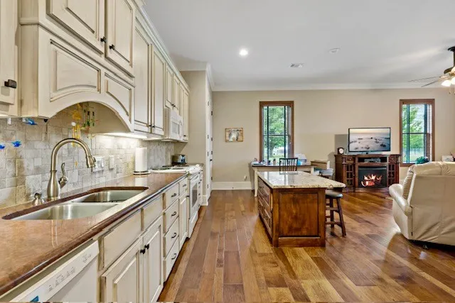 Single Family Residence For Sale in Lamar County , 695 County Road 36120 Road, Honey Grove, Texas 75446, 5 Bedrooms, 6 Bathrooms, 3 Garage spaces, 7,500 Sqft, built in 2013, Price $2,499,000, mls#21108808, Real Estate Agent in Honey Grove, Homes For Sale in Lamar county, Homes For Sale in Honey Grove, Realtor in Honey Grove Texas, Real Estate Brokerage Independent Realty Texas, Luminita Cordes Realtor