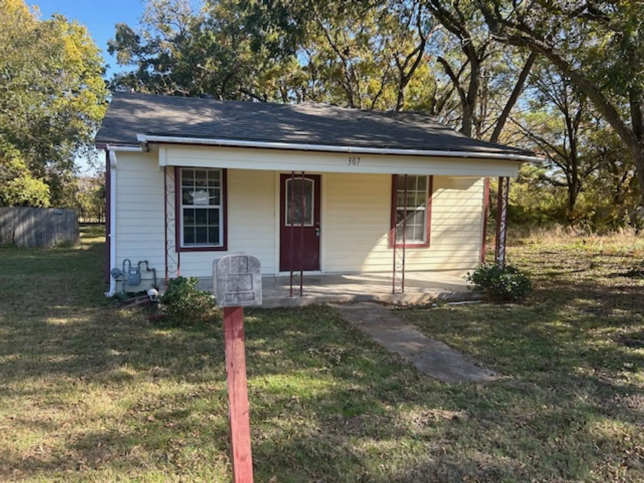 Single Family Residence For Sale in Grayson County , 307 S Jernigan Street, Bells, Texas 75414, 3 Bedroom, 1 Bathroom, Garage spaces, 1,128 Sqft, built in 1940, mls#21107596, Real Estate Agent in Bells, Homes For Sale in Grayson county, Homes For Sale in Bells, Realtor in Bells Texas, Real Estate Brokerage Independent Realty Texas, Luminita Cordes Realtor
