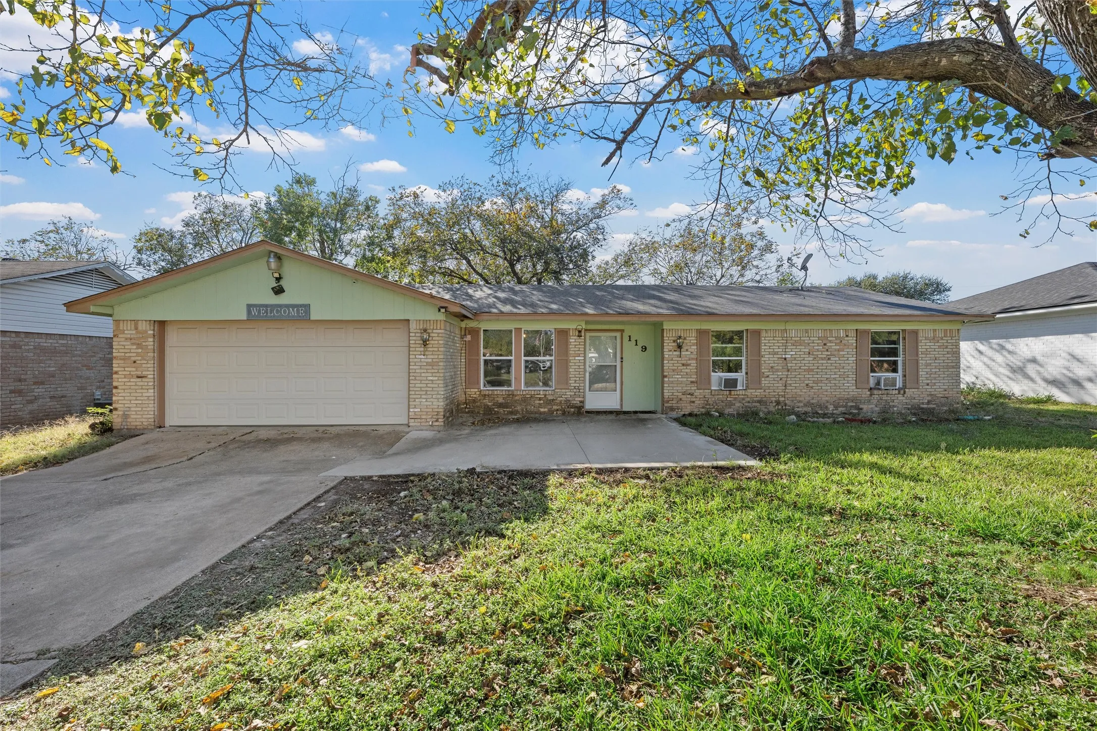 Single Family Residence For Sale in Mc Lennan County , 119 New Acres Drive, Hewitt, Texas 76643, 4 Bedroom, 3 Bathroom, 2 Garage spaces, 1,922 Sqft, built in 1974, mls#21111275, Real Estate Agent in Hewitt, Homes For Sale in Mc Lennan county, Homes For Sale in Hewitt, Realtor in Hewitt Texas, Real Estate Brokerage Independent Realty Texas, Luminita Cordes Realtor