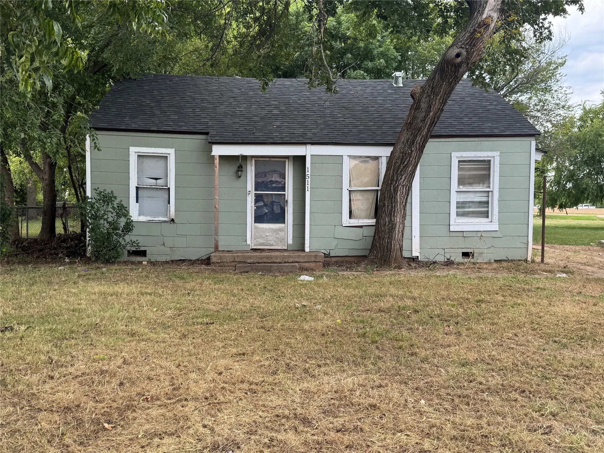 Single Family Residence For Sale in Wichita County , 1511 N 7th Street, Wichita Falls, Texas 76306, 2 Bedroom, 1 Bathroom, Garage spaces, 841 Sqft, built in 1940, Preowned, Price $23,000, mls#21111377, Real Estate Agent in Wichita Falls, Homes For Sale in Wichita county, Homes For Sale in Wichita Falls, Realtor in Wichita Falls Texas, Real Estate Brokerage Independent Realty Texas, Luminita Cordes Realtor