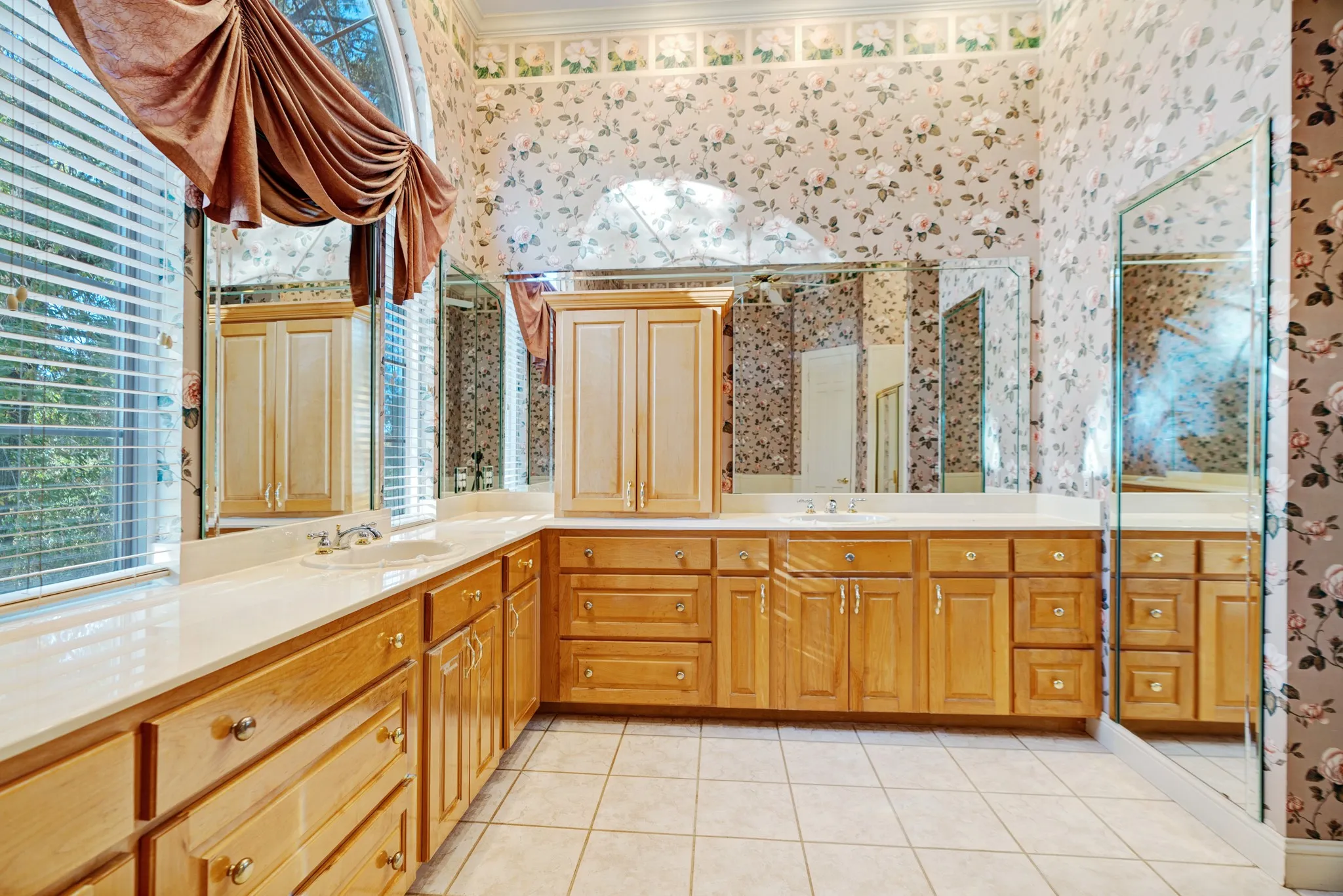 Single Family Residence For Sale in Lamar County , 3065 Oak Creek Drive, Paris, Texas 75462, 5 Bedrooms, 5 Bathrooms, 4 Garage spaces, 5,616 Sqft, built in 1999, Price $599,500, mls#21108490, Real Estate Agent in Paris, Homes For Sale in Lamar county, Homes For Sale in Paris, Realtor in Paris Texas, Real Estate Brokerage Independent Realty Texas, Luminita Cordes Realtor
